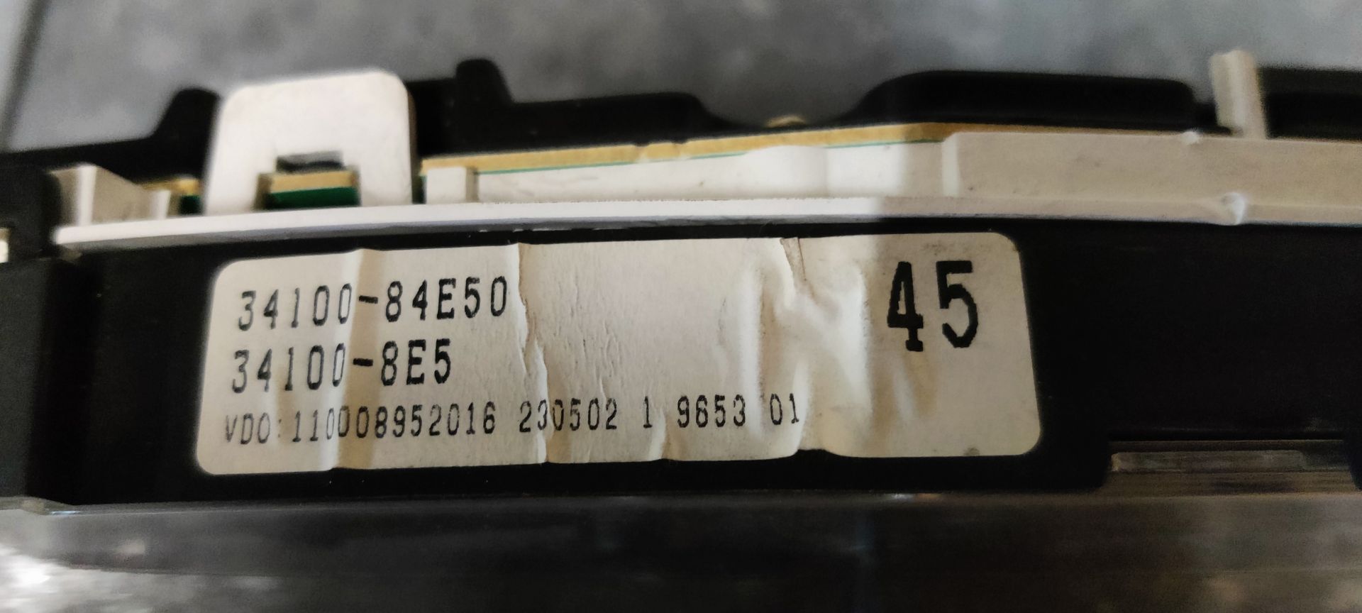 Een zwart instrumentenpaneel voor auto's met een snelheidsmeter, toerenteller, brandstofmeter en temperatuurmeter.