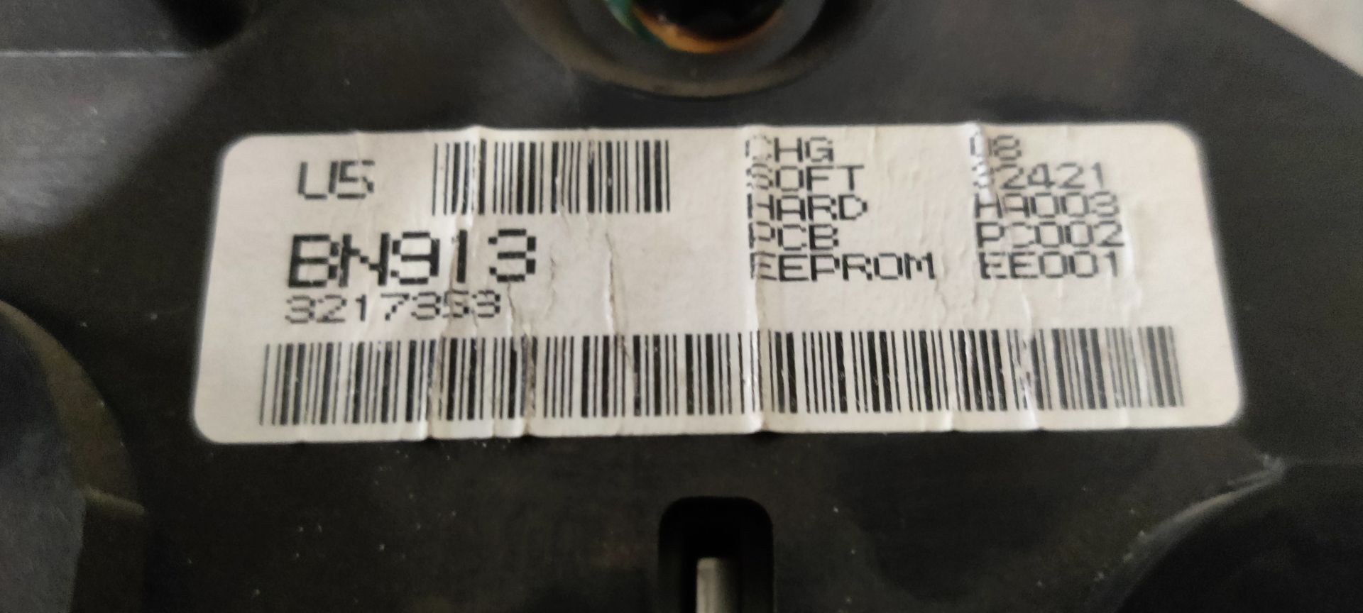 Een instrumentenpaneel van een auto met een snelheidsmeter, toerenteller en brandstofmeter op een grijze achtergrond.