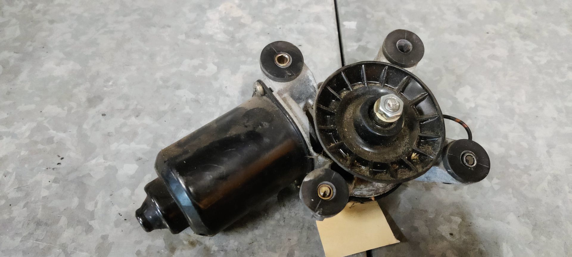 Ruitenwissermotor van een Daihatsu Cuore bij Stegeman Car Parts
