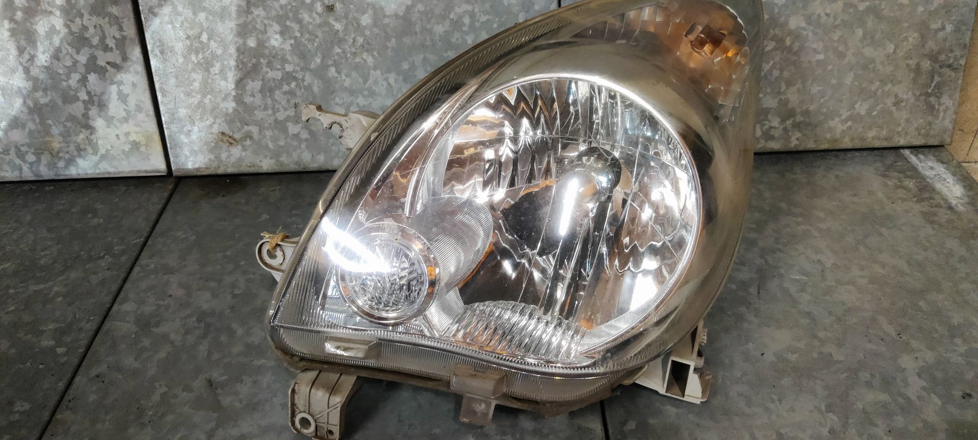 Daihatsu Cuore uit 2008 koplamp links.