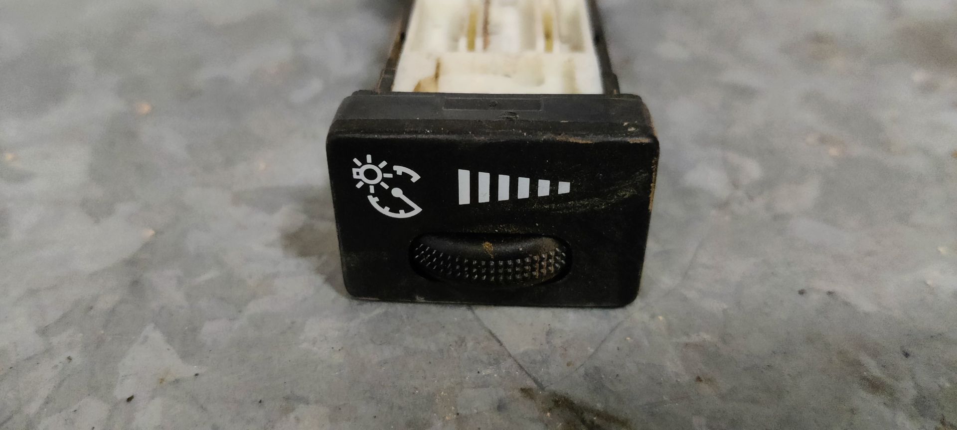 dashboard dimmer van een Toyota uit 2008.