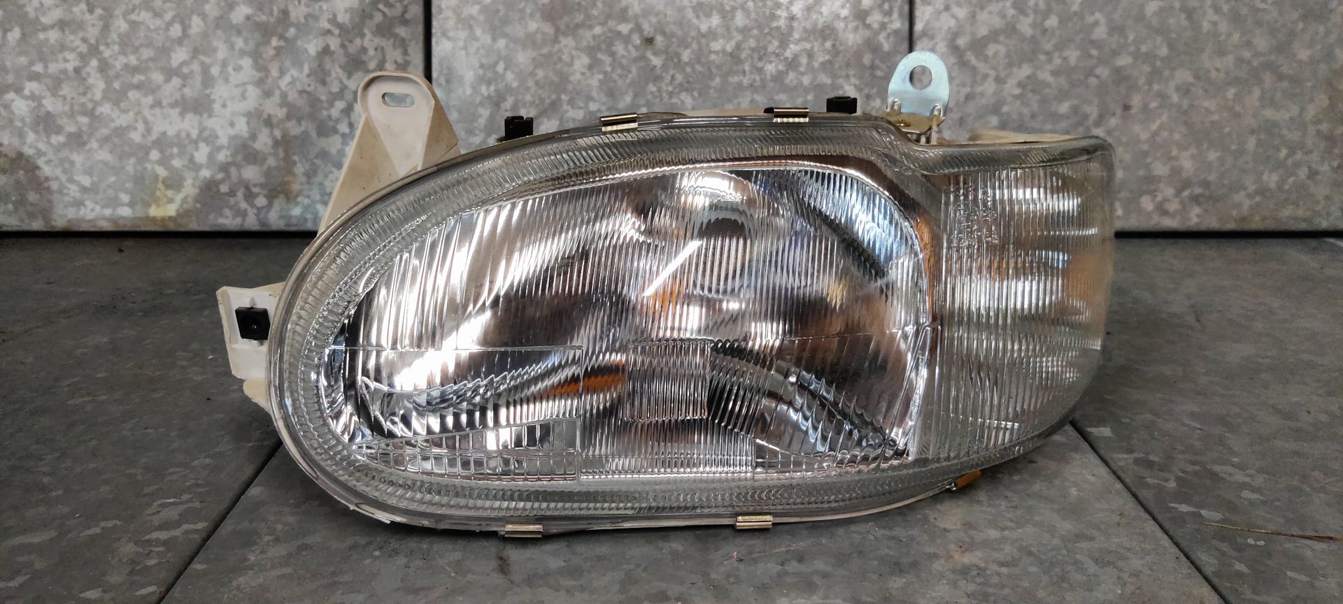 Linker koplamp van een Escort uit 1996 zelfs.