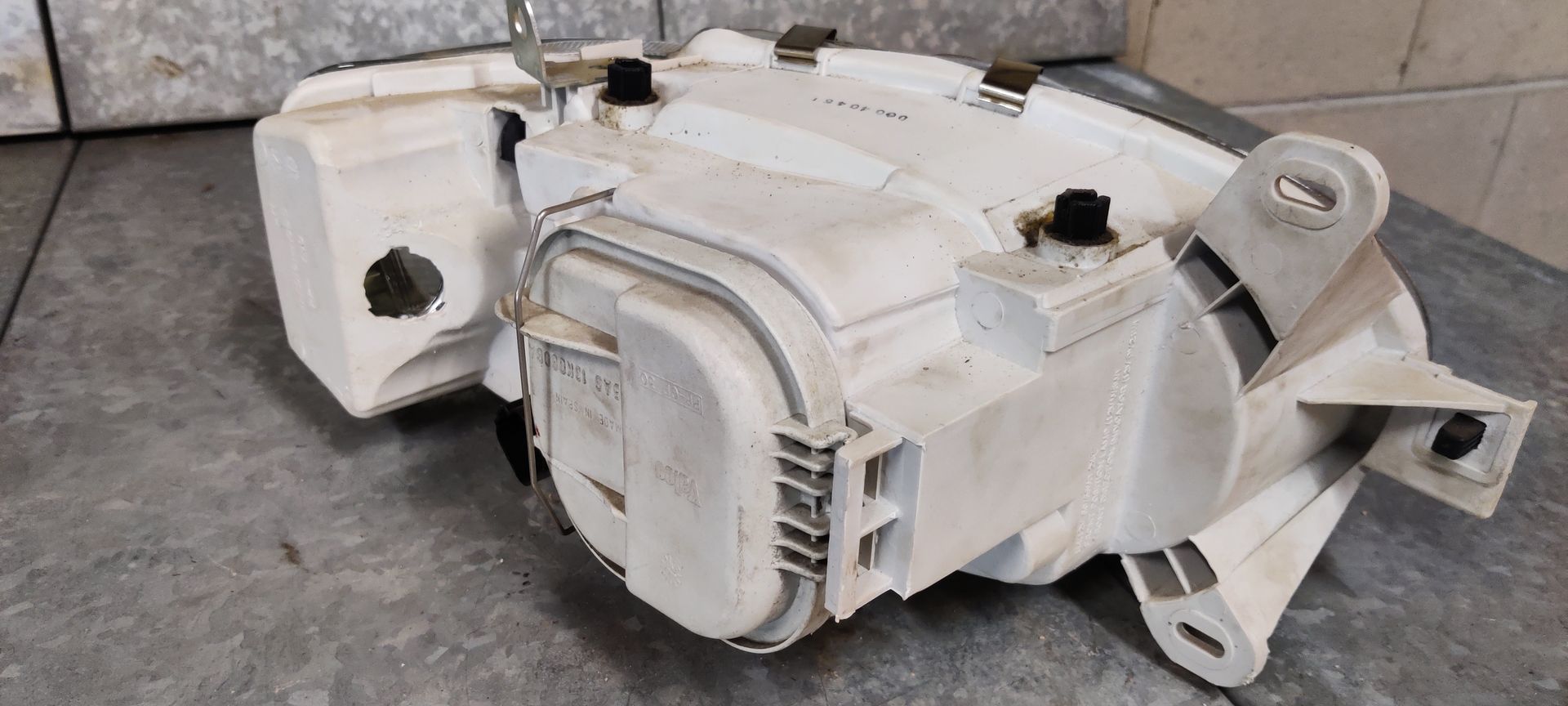 Linker koplamp van een Escort uit 1996 zelfs.