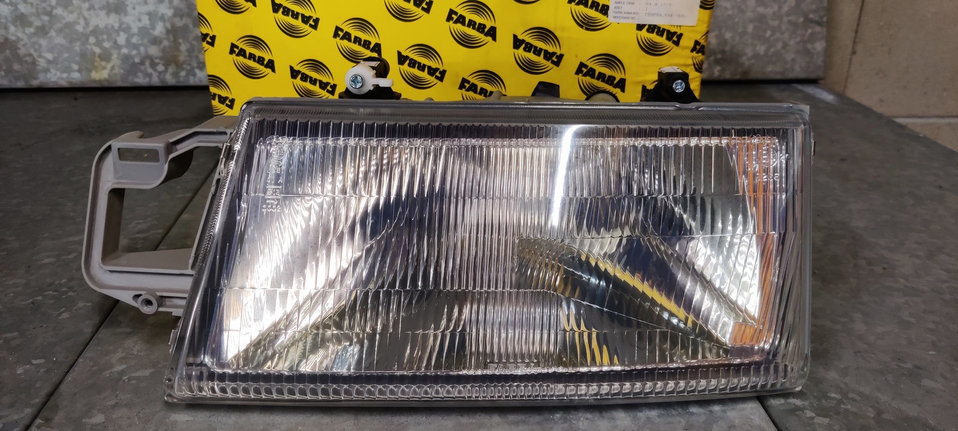 Nieuwe Fita Tempra linker koplamp bij Stegeman Carparts in Exel bij Lochem