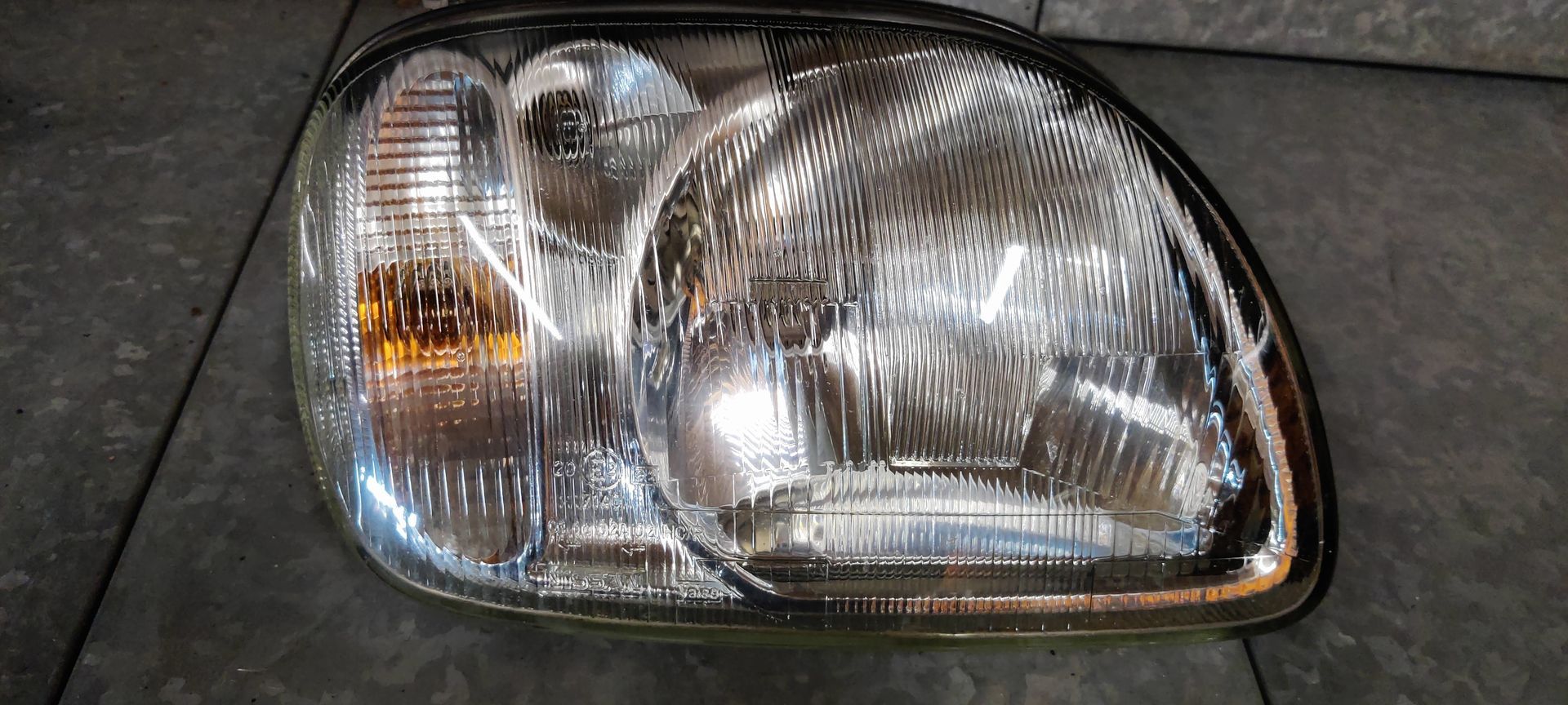 Nissan Micra koplamp uit 1998 bij Stegeman Autosloperij.