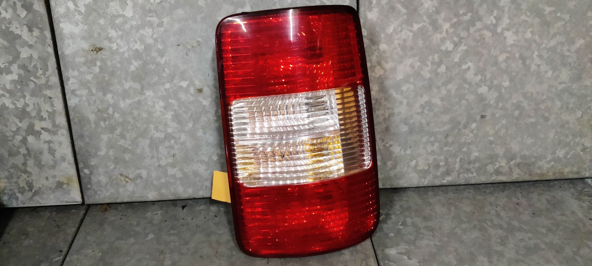 Rechterachterlicht van een VW Caddy uit 2008 bij Stegeman in Exel.