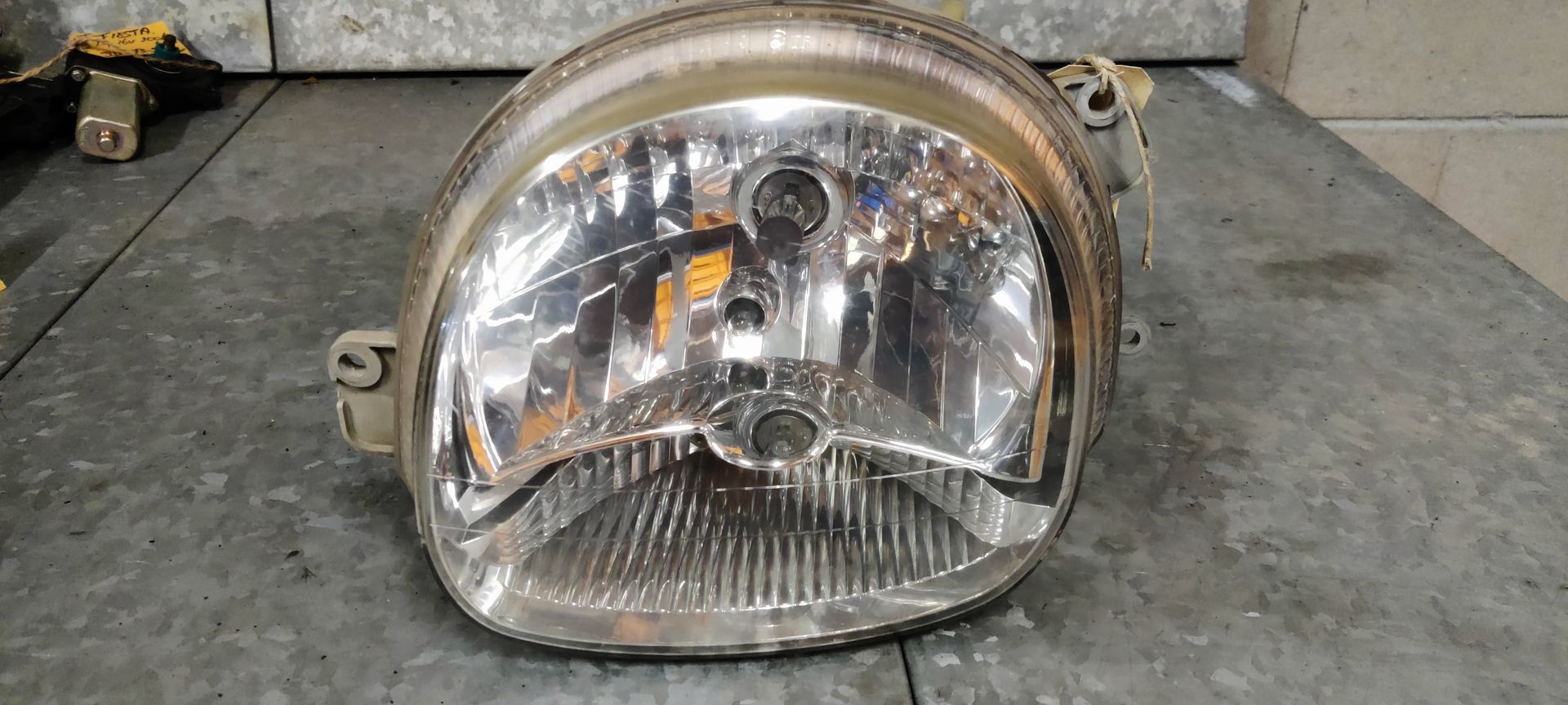 Gebruikte koplamp van een Twingo bij Stegeman Autosloperij