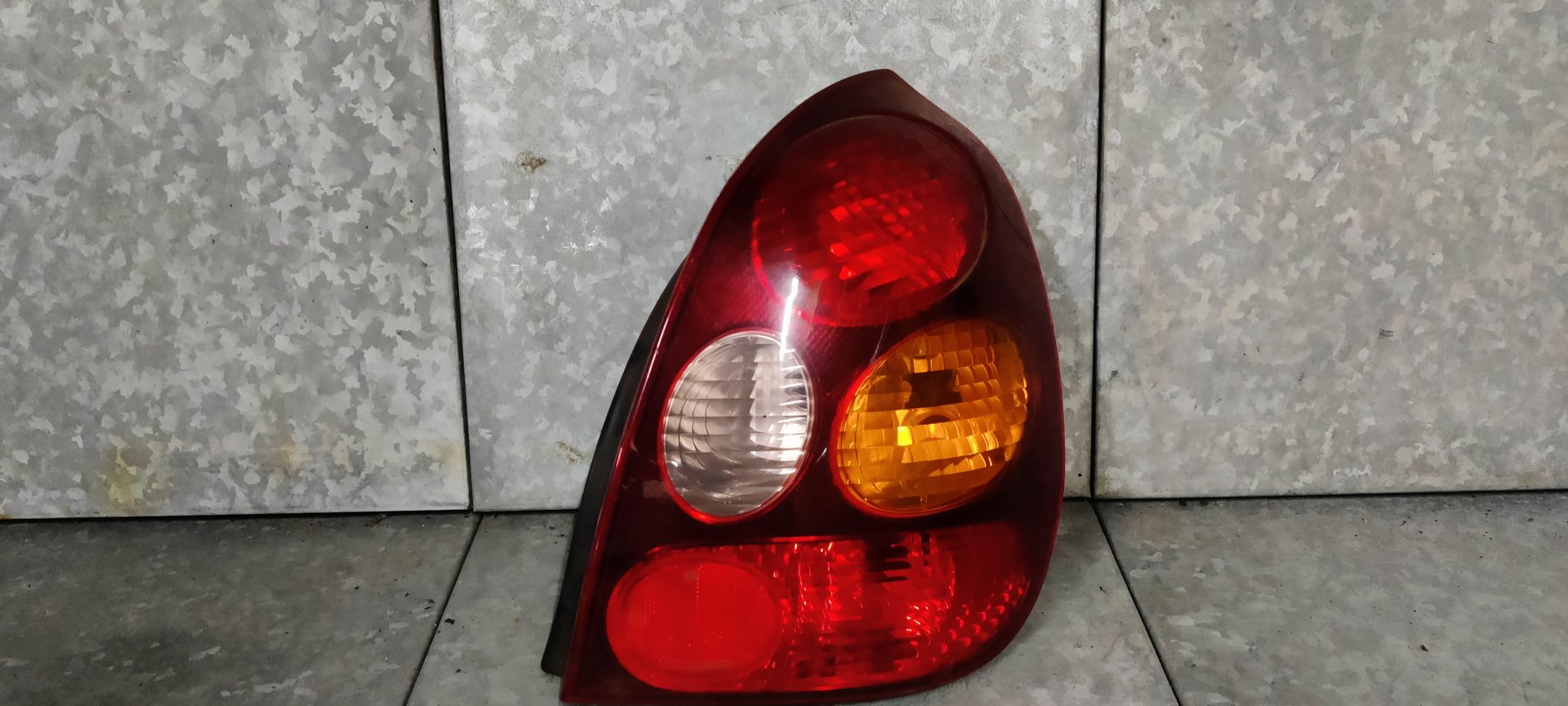 Oude Corolla achterlichten bij Stegeman Autosloperij
