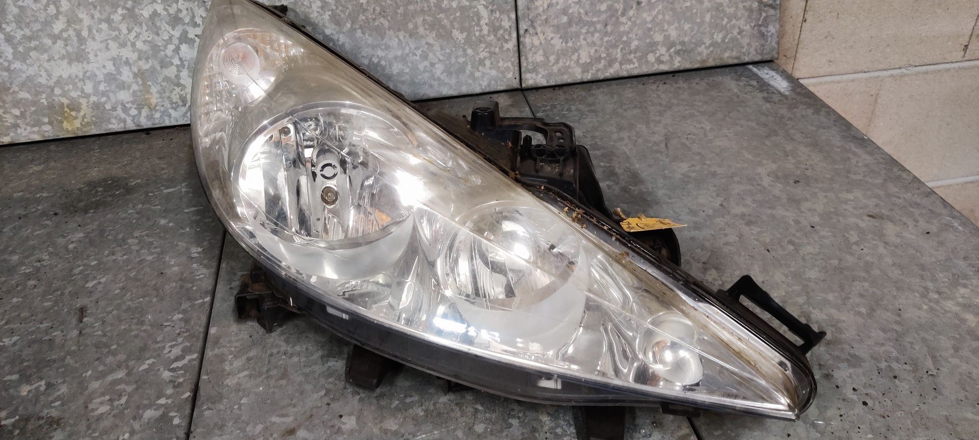 Peugeot onderdelen  bij Stegeman Autosloperij V.O.F.