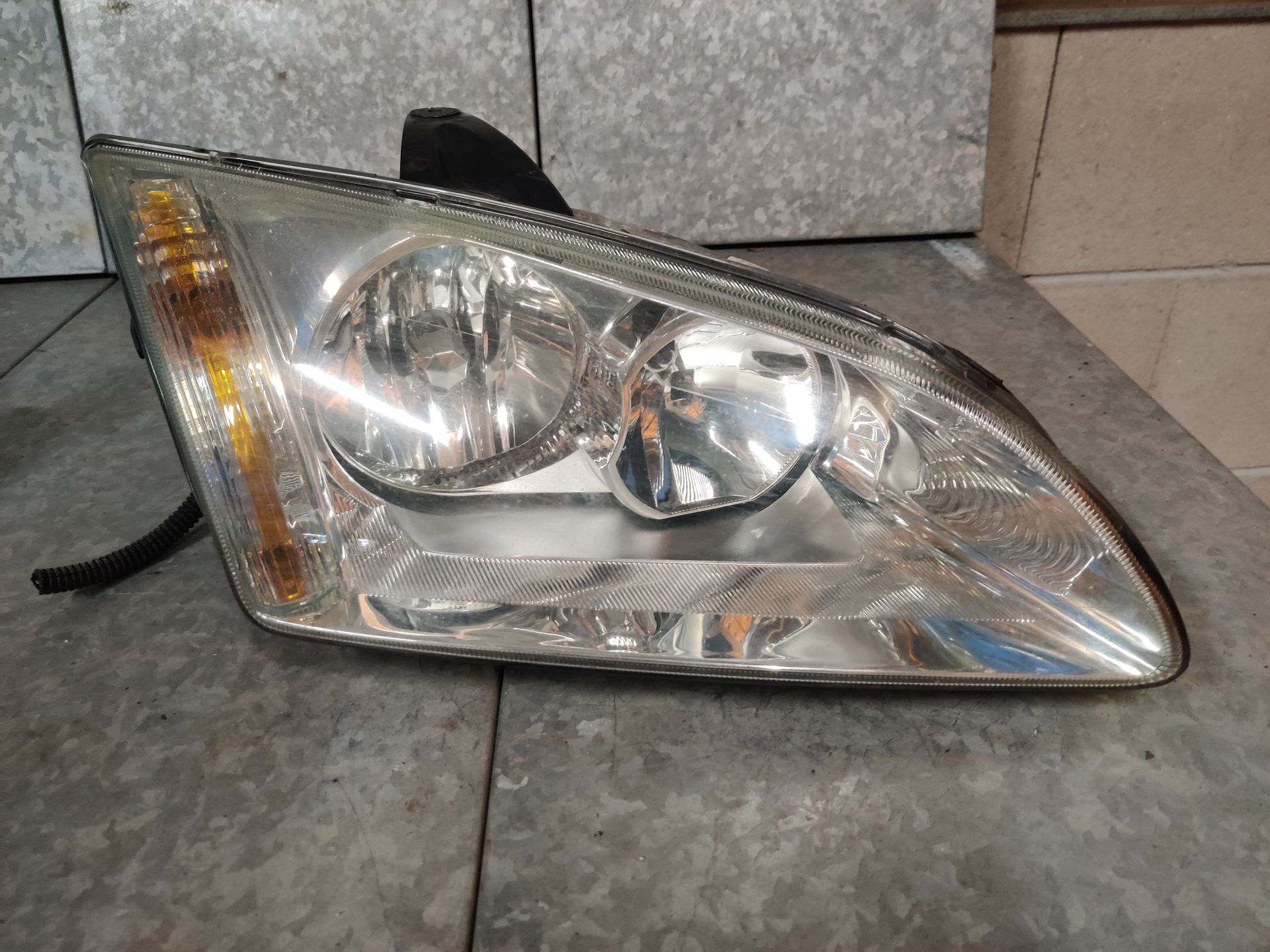 Ford koplampen, hele partijen op voorraad bij Stegeman Autosloperij in Exel. Wij versturen ook.