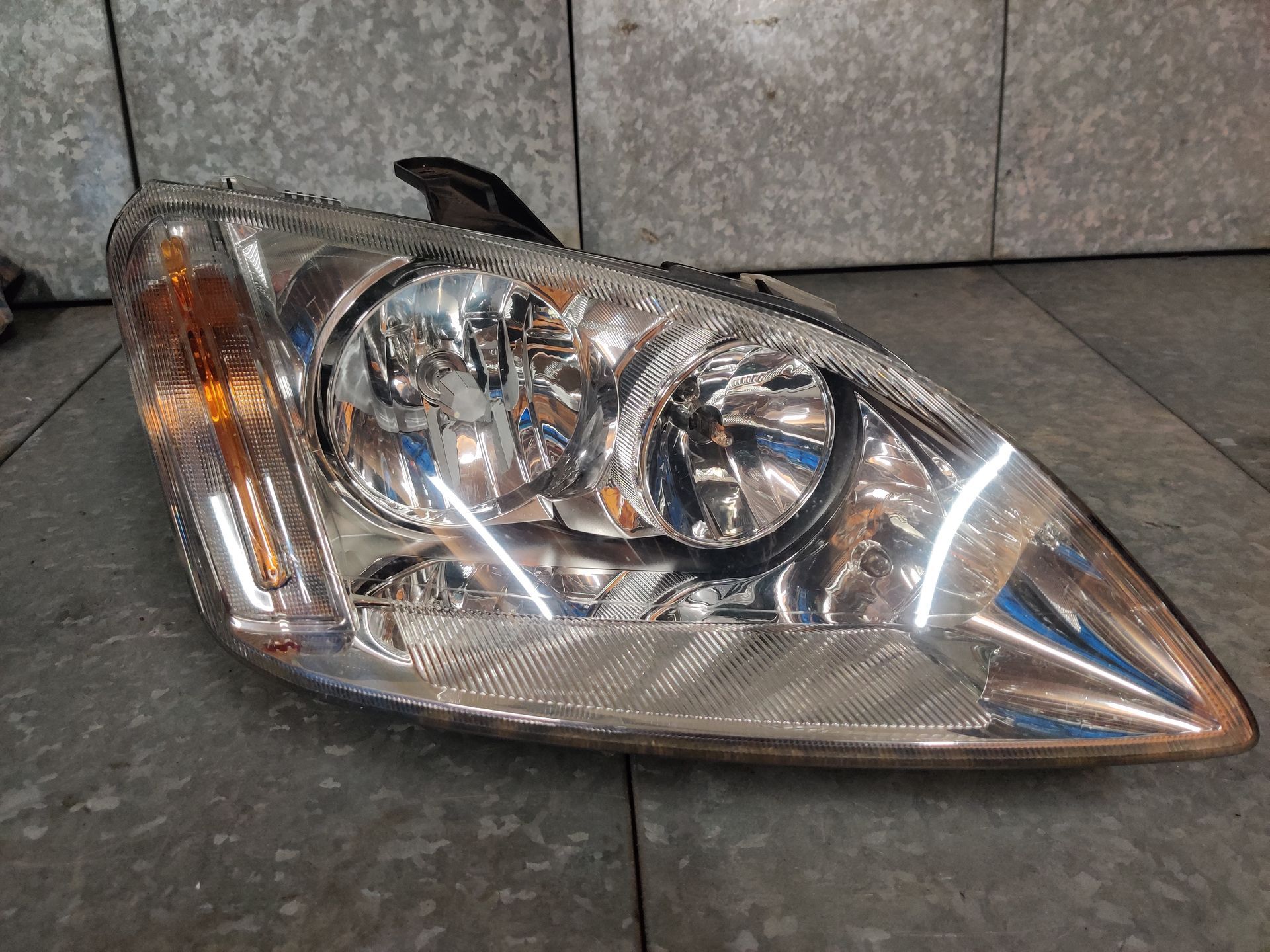 Ford koplampen, hele partijen op voorraad bij Stegeman Autosloperij in Exel. Wij versturen ook.