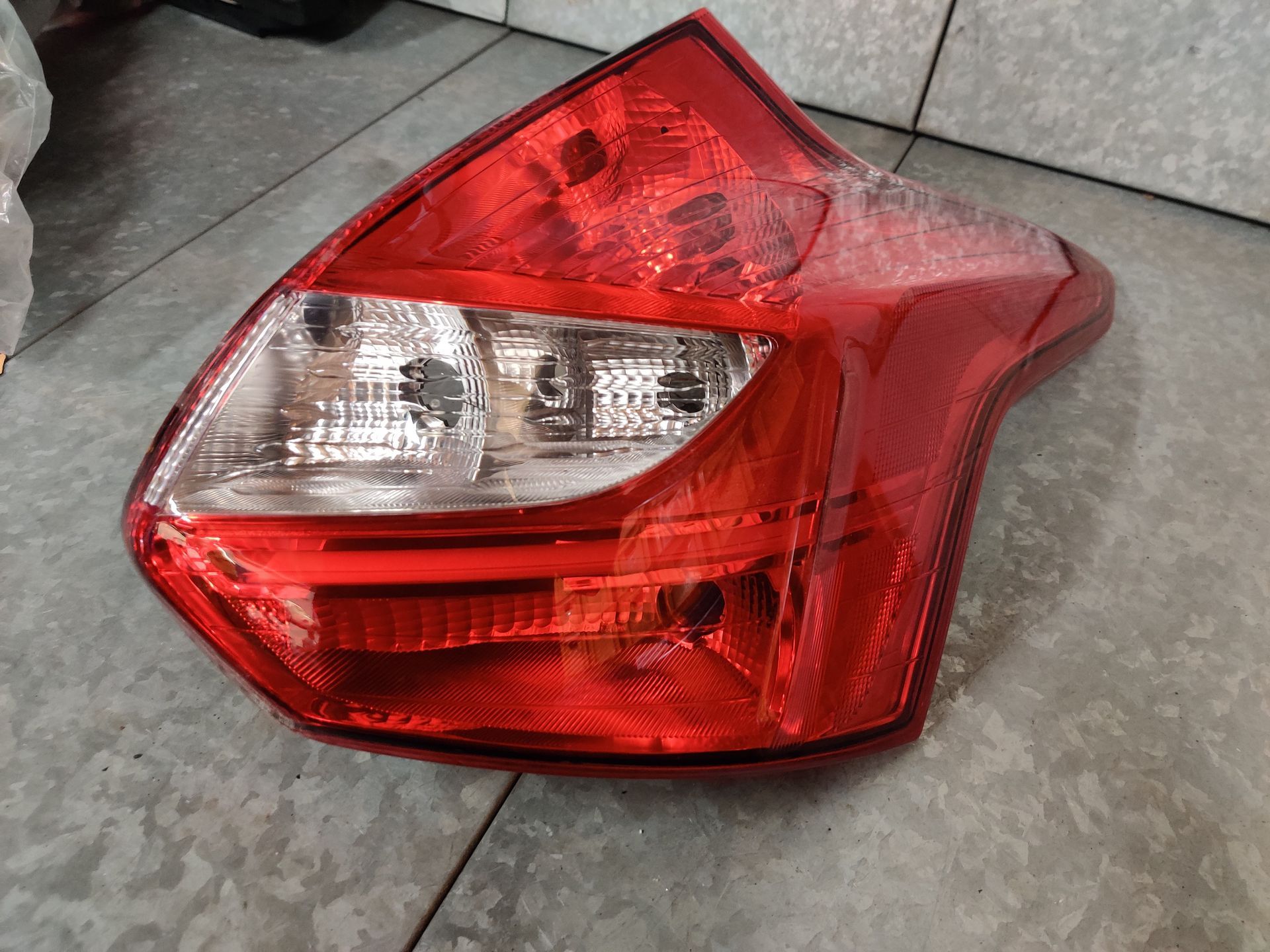 Ford achterlichten, hele partijen op voorraad bij Stegeman Autosloperij in Exel. Wij versturen ook.