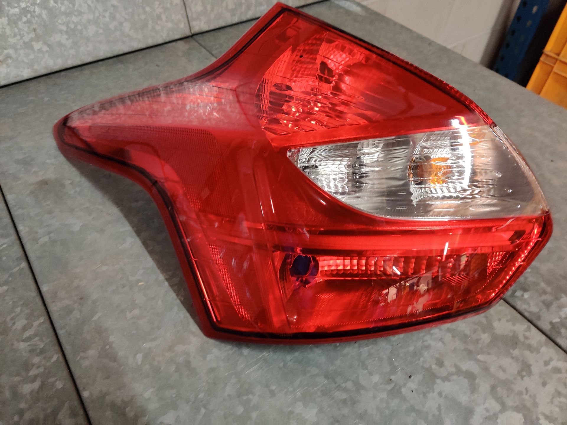 Ford achterlichten, hele partijen op voorraad bij Stegeman Autosloperij in Exel. Wij versturen ook.