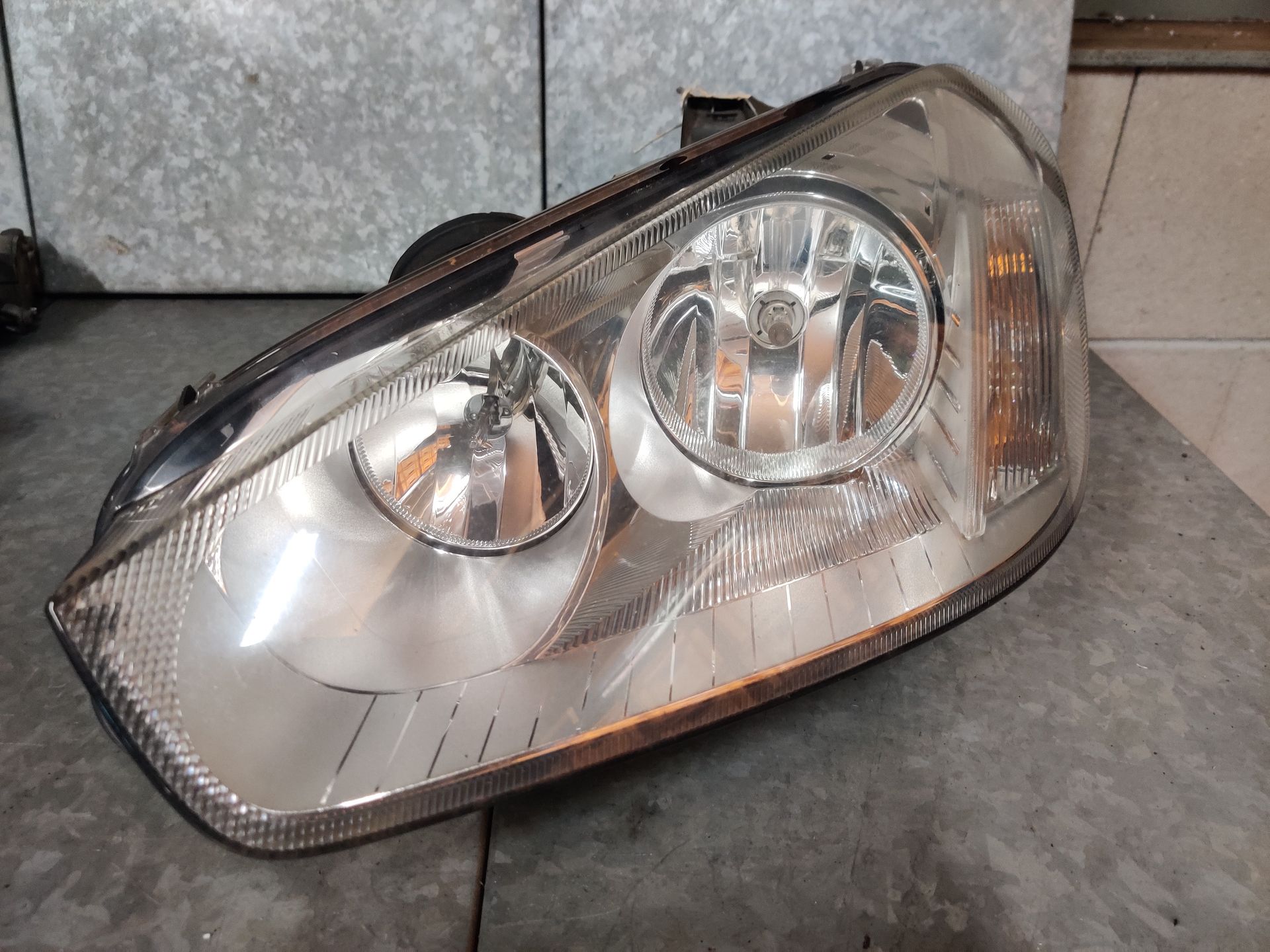 Ford C-max koplampen bij Stegeman Carparts in Exel bij Lochem.