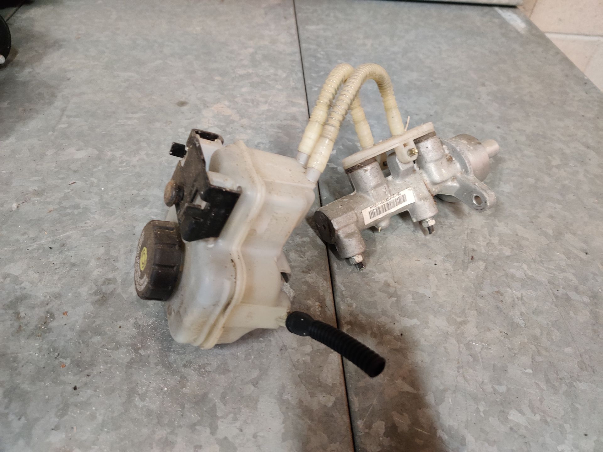 Opel Meriva hoofdremcilinders bij Stegeman Carparts in Exel bij Lochem.