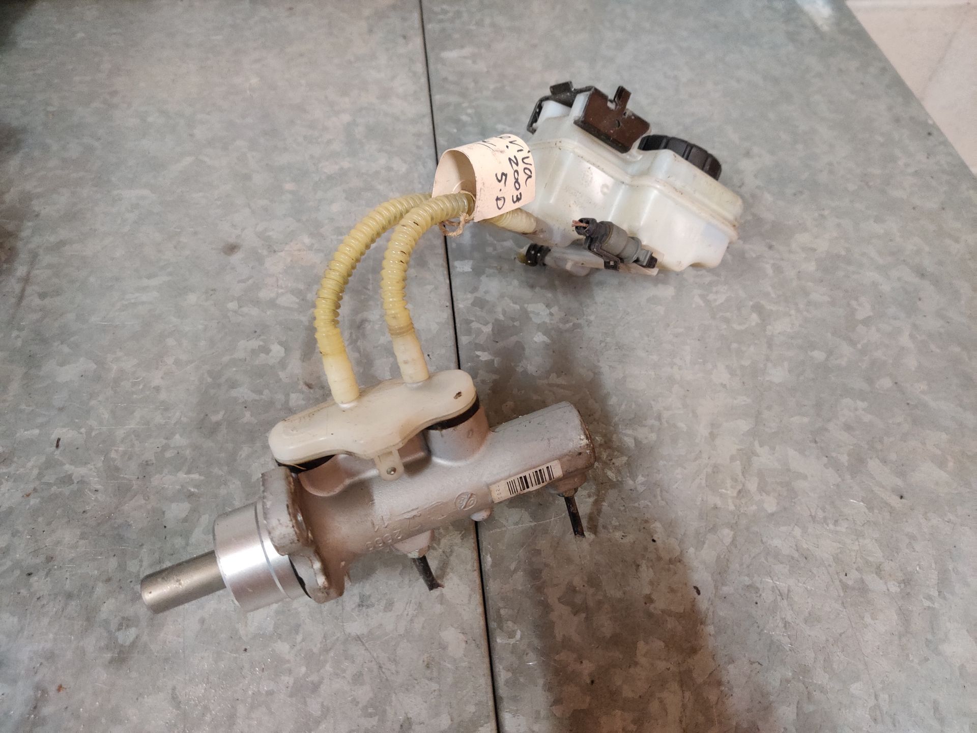 Opel Meriva hoofdremcilinders bij Stegeman Carparts in Exel bij Lochem.