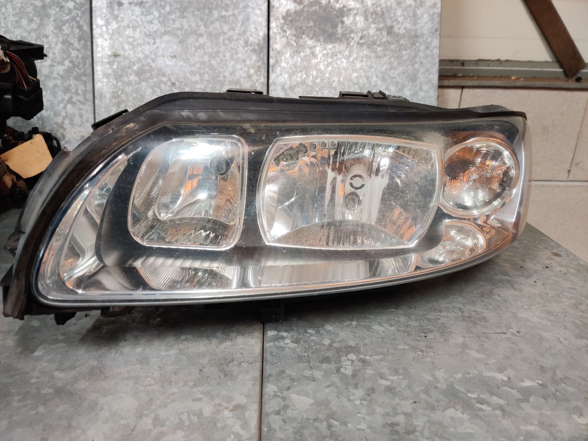 Achterlichten en koplampen van Volvo V70 en Toyota Celica bij Stegeman Autosloperij in Exel.