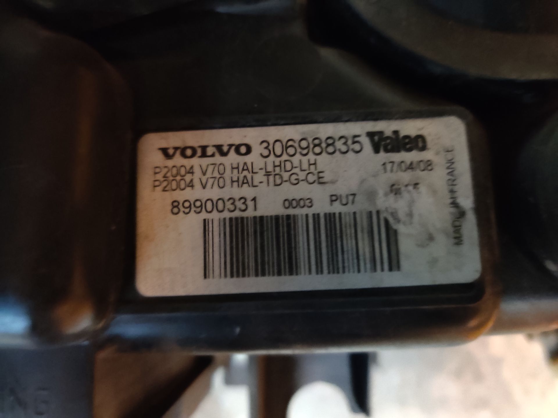 Achterlichten en koplampen van Volvo V70 en Toyota Celica bij Stegeman Autosloperij in Exel.
