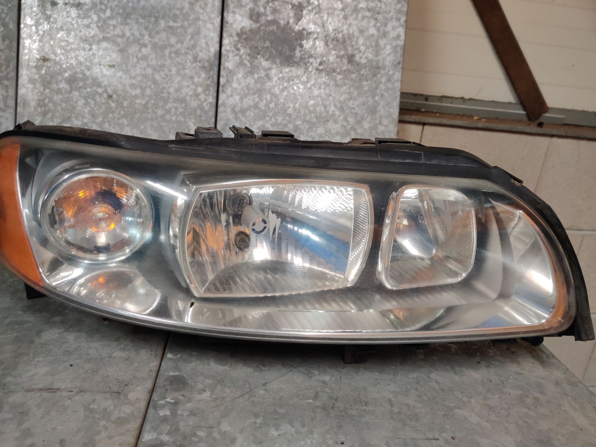 Achterlichten en koplampen van Volvo V70 en Toyota Celica bij Stegeman Autosloperij in Exel.