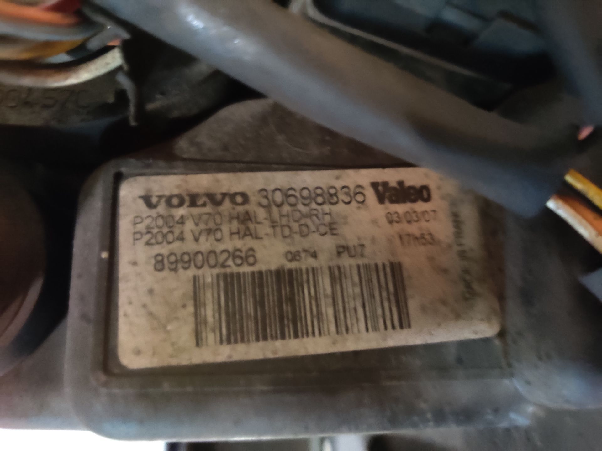 Achterlichten en koplampen van Volvo V70 en Toyota Celica bij Stegeman Autosloperij in Exel.