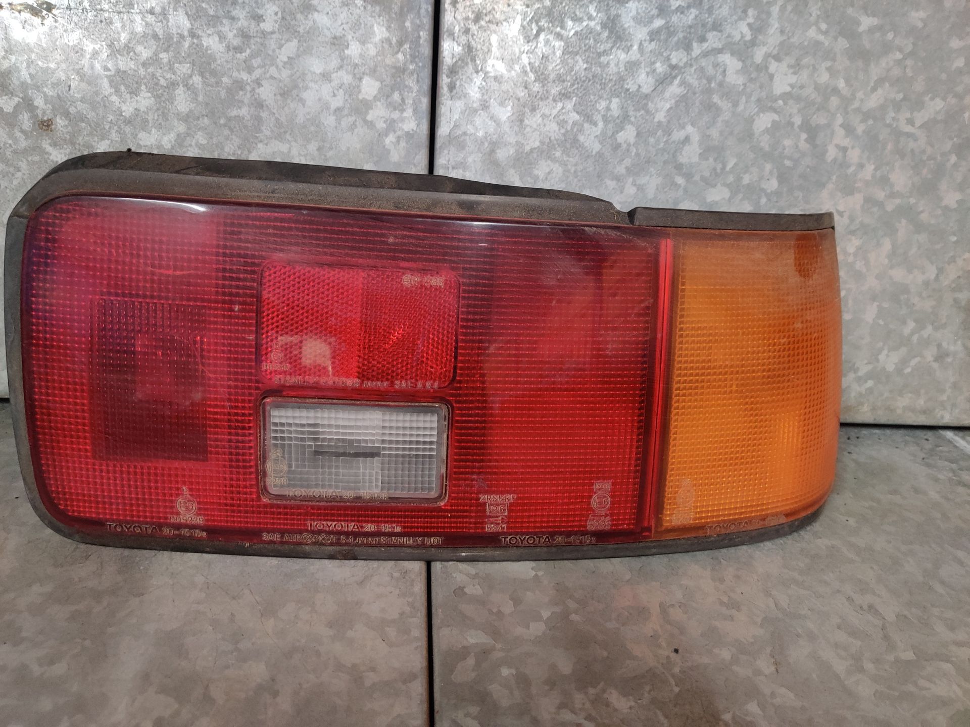 Achterlichten en koplampen van Volvo V70 en Toyota Celica bij Stegeman Autosloperij in Exel.