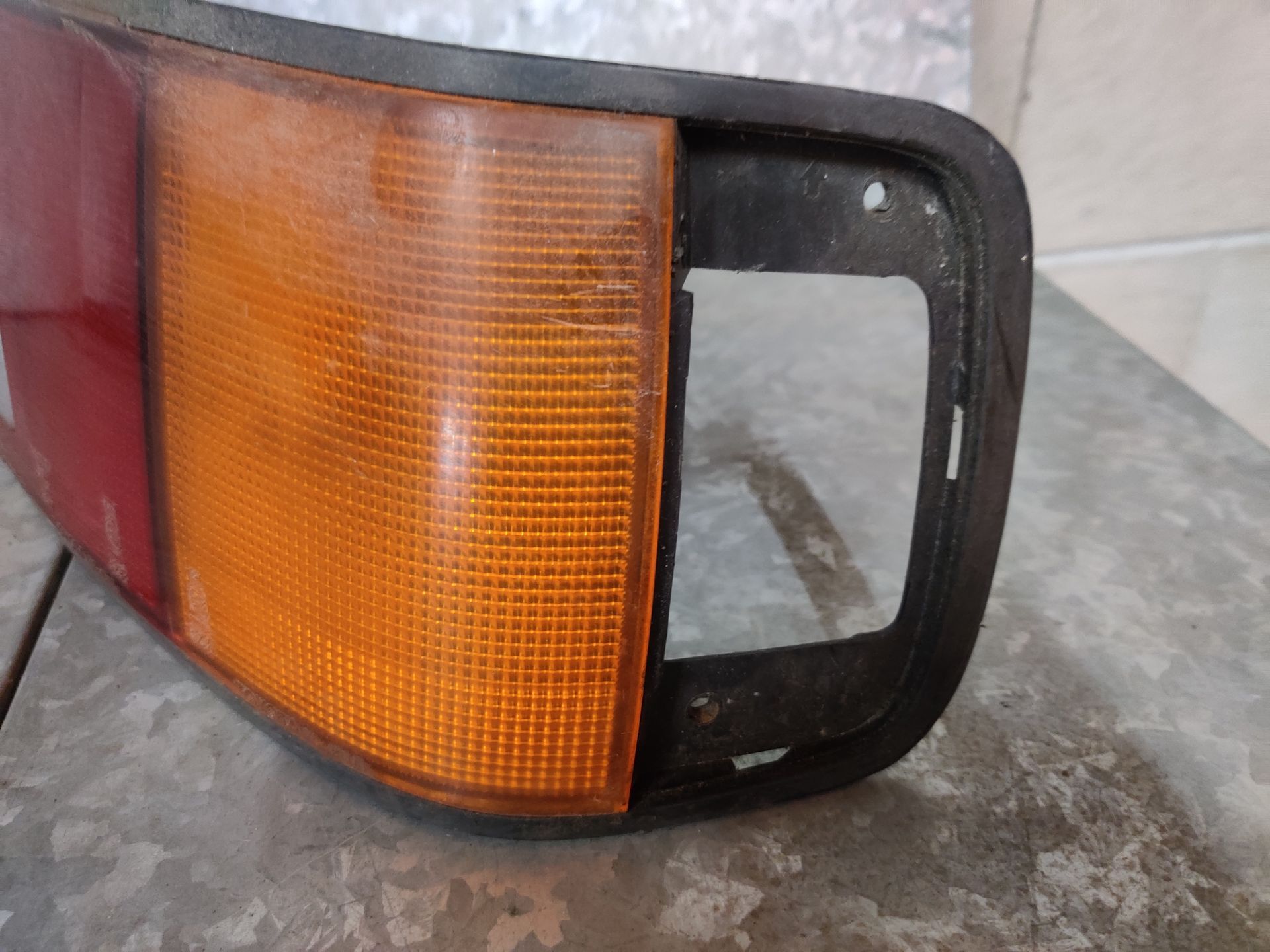 Achterlichten en koplampen van Volvo V70 en Toyota Celica bij Stegeman Autosloperij in Exel.