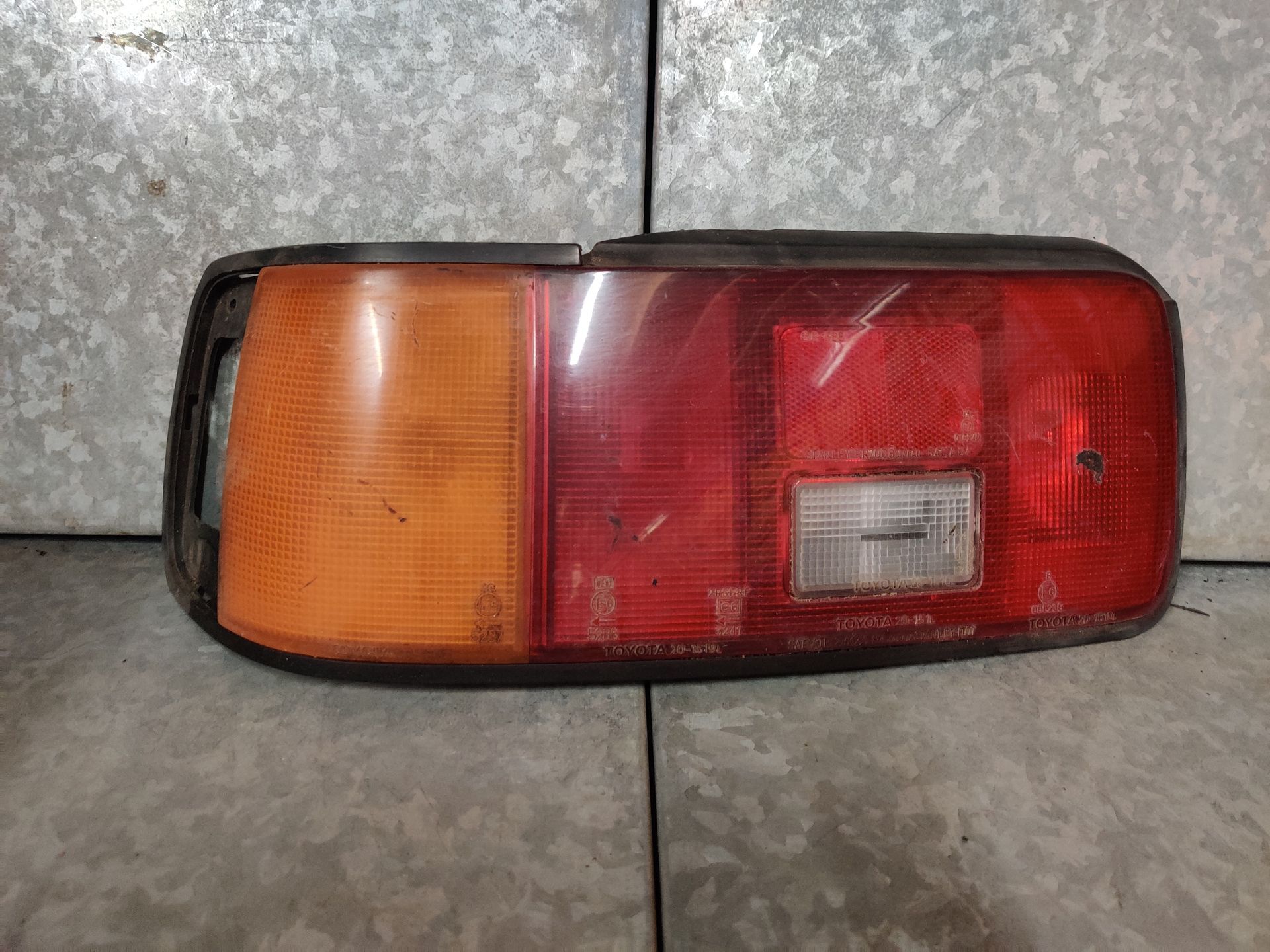 Achterlichten en koplampen van Volvo V70 en Toyota Celica bij Stegeman Autosloperij in Exel.