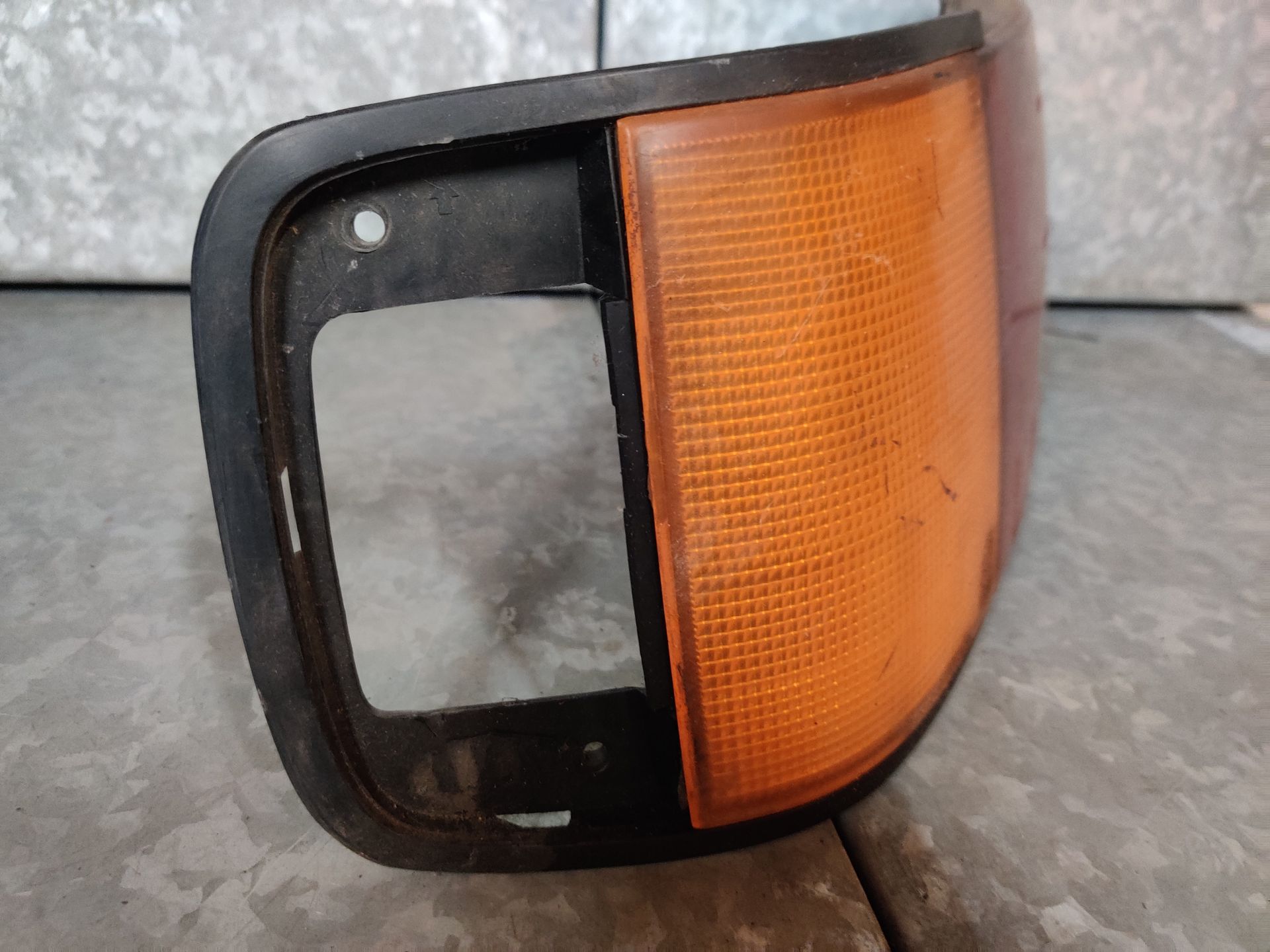Achterlichten en koplampen van Volvo V70 en Toyota Celica bij Stegeman Autosloperij in Exel.