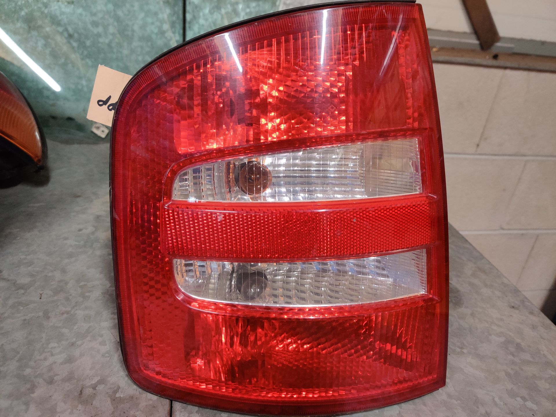 Skoda Fabia linker achterlichten van een station bij stegeman autosloperij, nieuw en gebruikt.