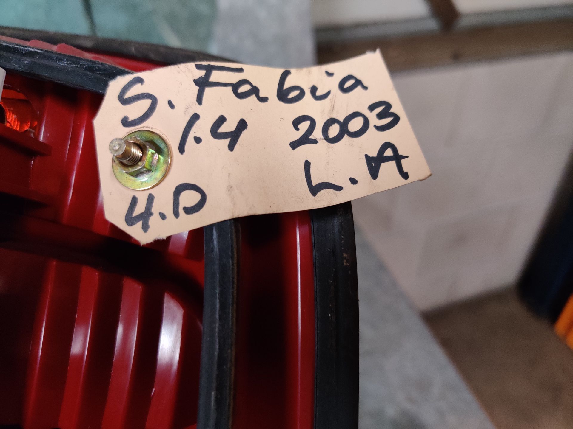 Skoda Fabia linker achterlichten van een station bij stegeman autosloperij, nieuw en gebruikt.