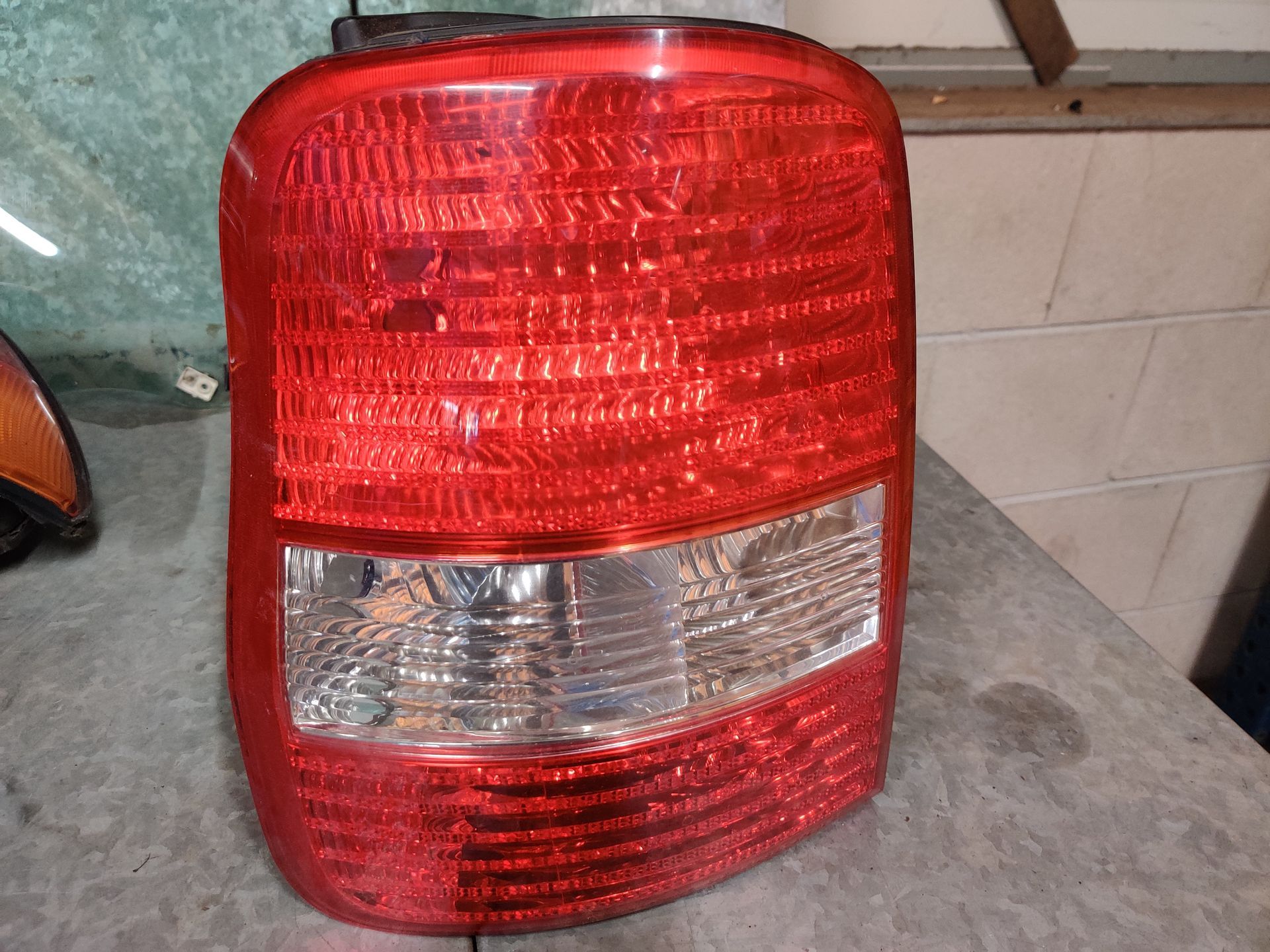 Kia Carnival, Nissan Pixo, Renault Modus en Kia Picanto achterlichten bij Stegeman autosloperij.