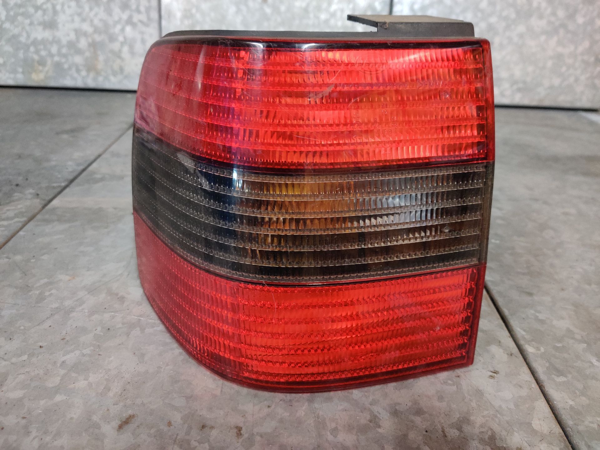 VW Passat achterlichten bij Stegeman carparts in Exel.