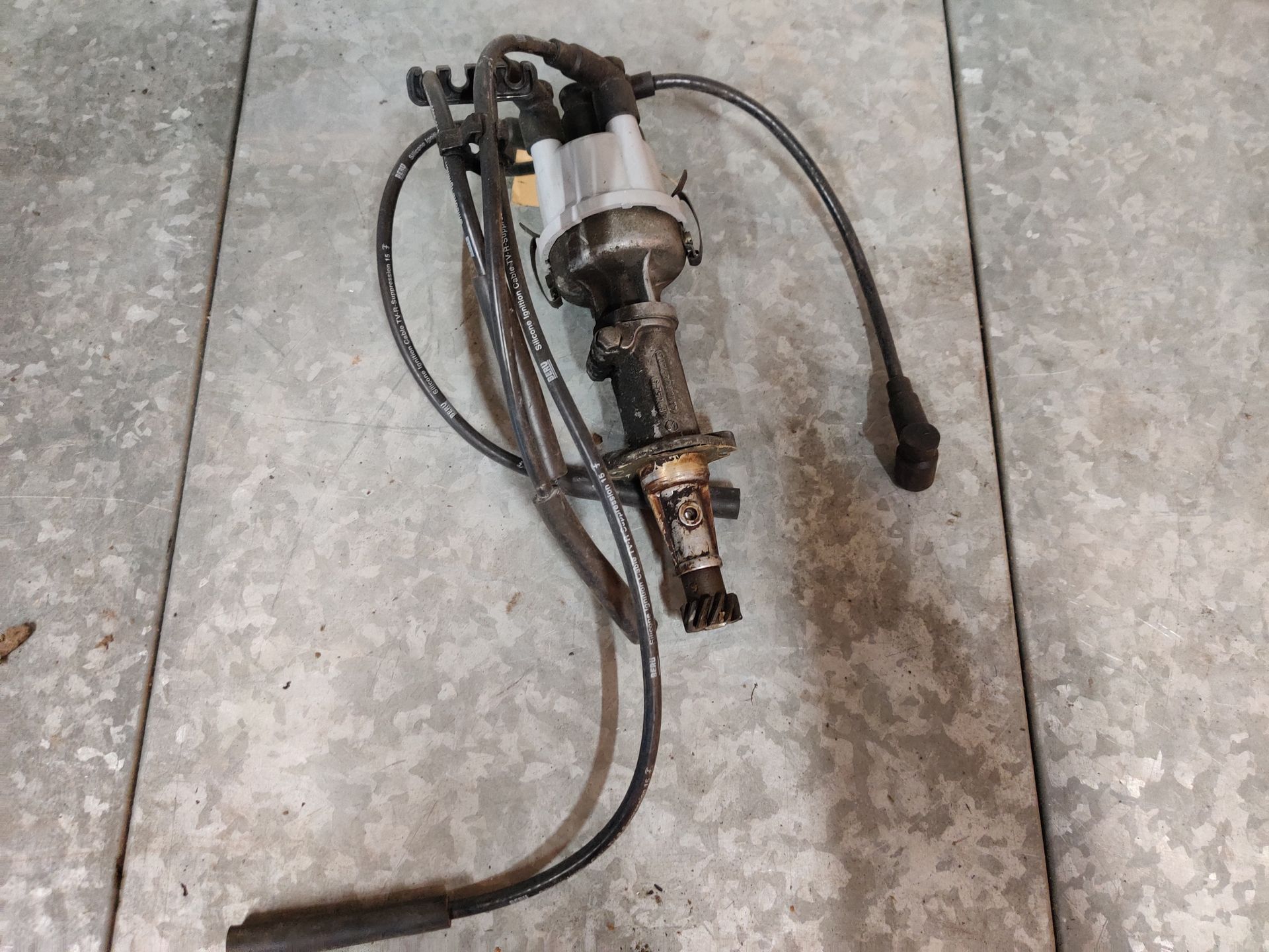 Skoda Felicia ontsteking en VW Passat achterlichten bij Stegeman carparts in Exel.