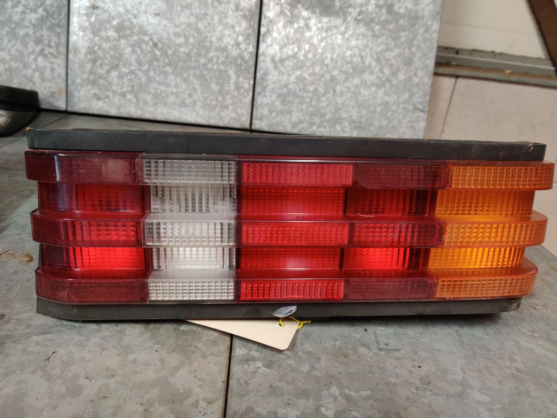 Mercedes 190E achterlicht, BMW 118i gasklephuis, Volvo V50 remklauw bij Stegeman carparts in Exel.