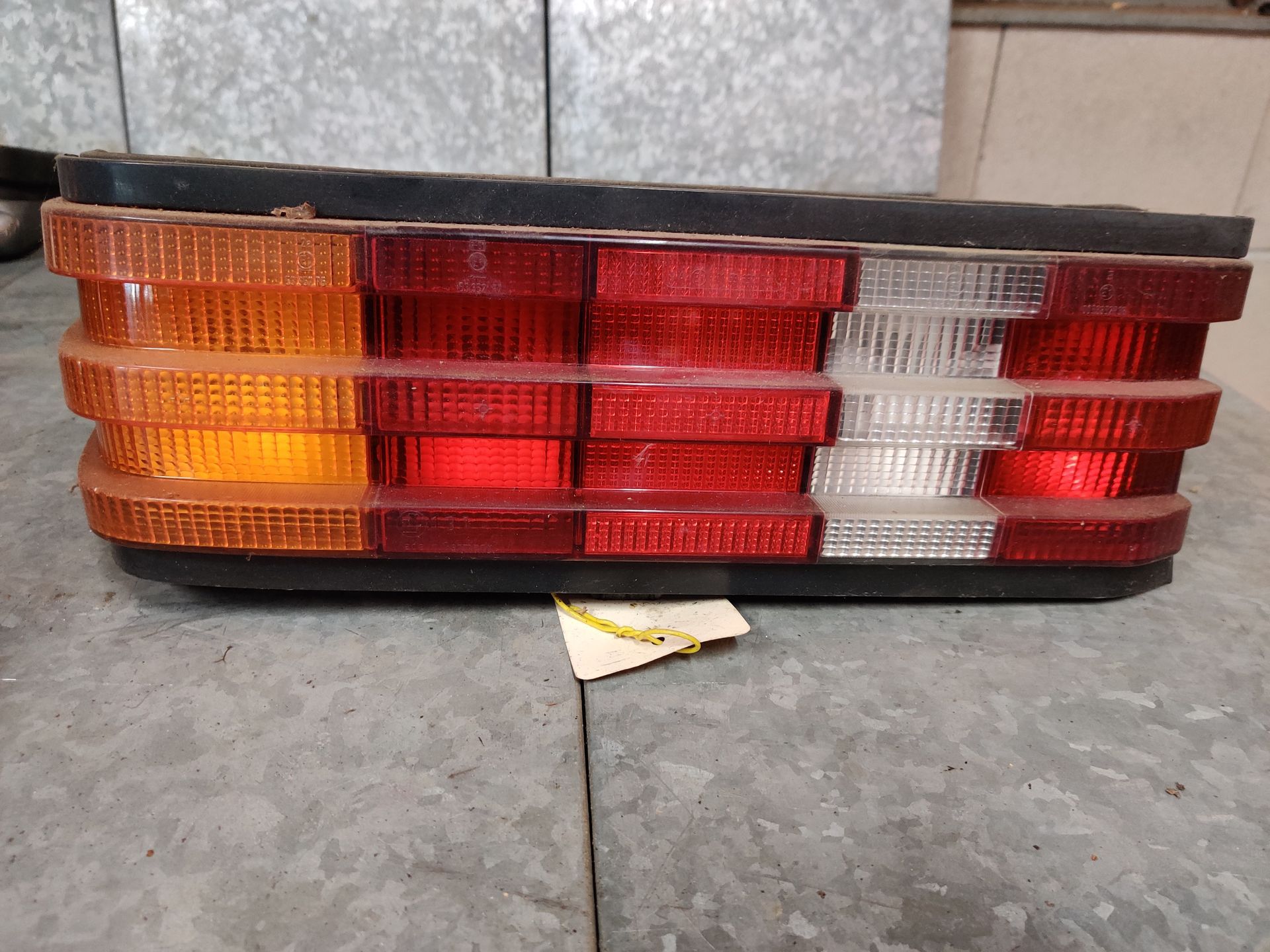 Mercedes 190E achterlicht, BMW 118i gasklephuis, Volvo V50 remklauw bij Stegeman carparts in Exel.