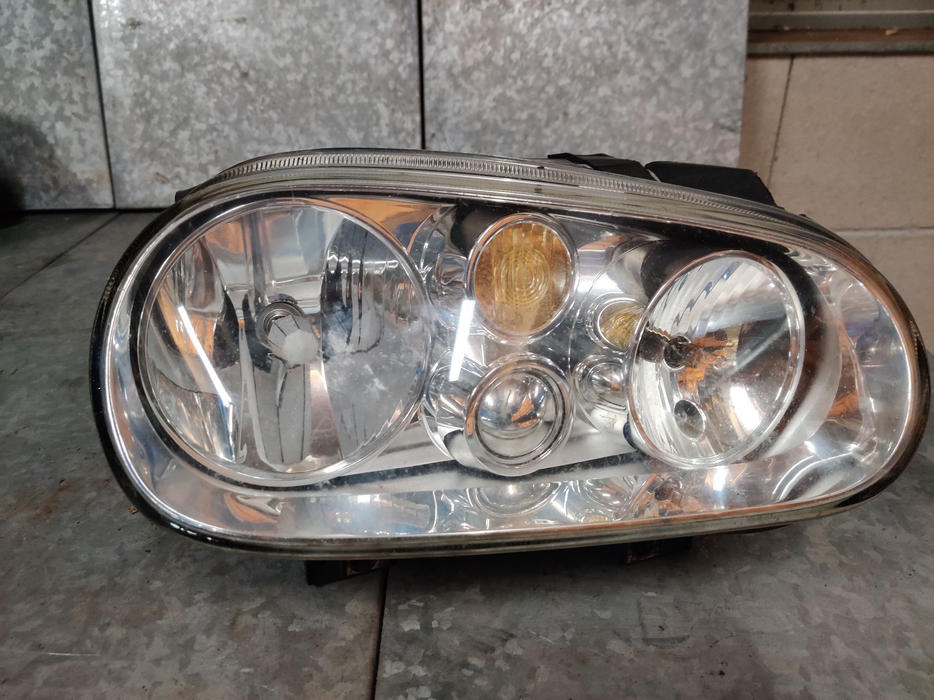 Golf 4 koplamp, Volvo V70 interieurdelen op voorraad bij Stegeman Car Parts in Exel bij Lochem.