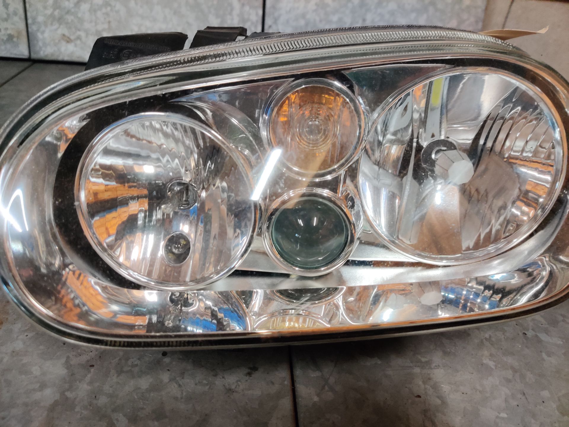 Golf 4 koplamp, Volvo V70 interieurdelen op voorraad bij Stegeman Car Parts in Exel bij Lochem.
