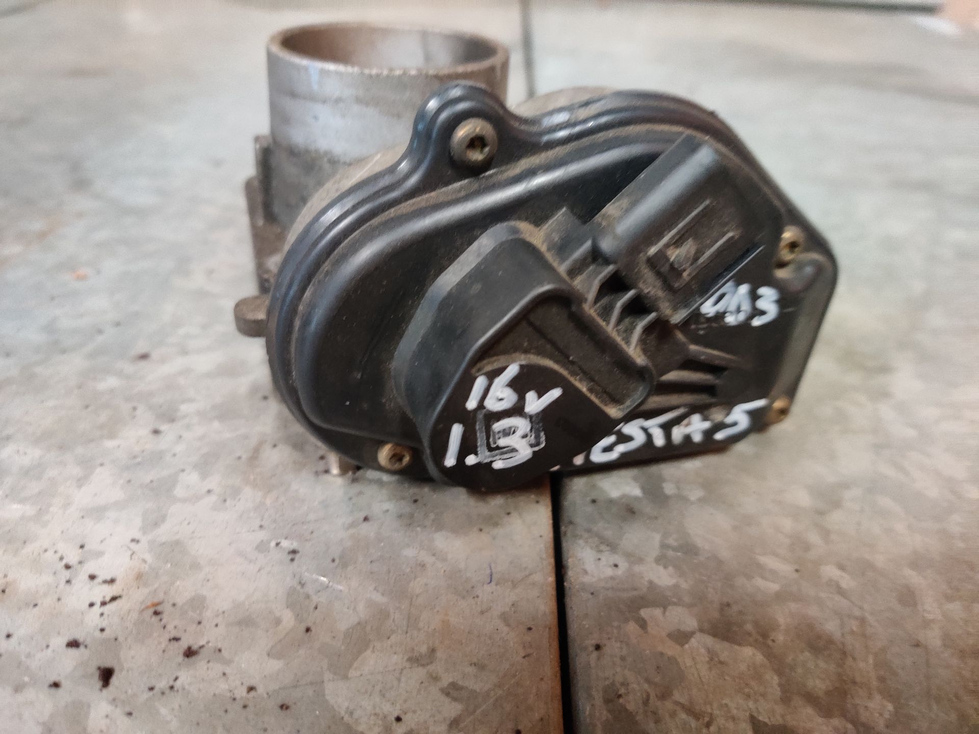 Ford Gasklephuis op voorraad bij Stegeman Car Parts in Exel bij Lochem.