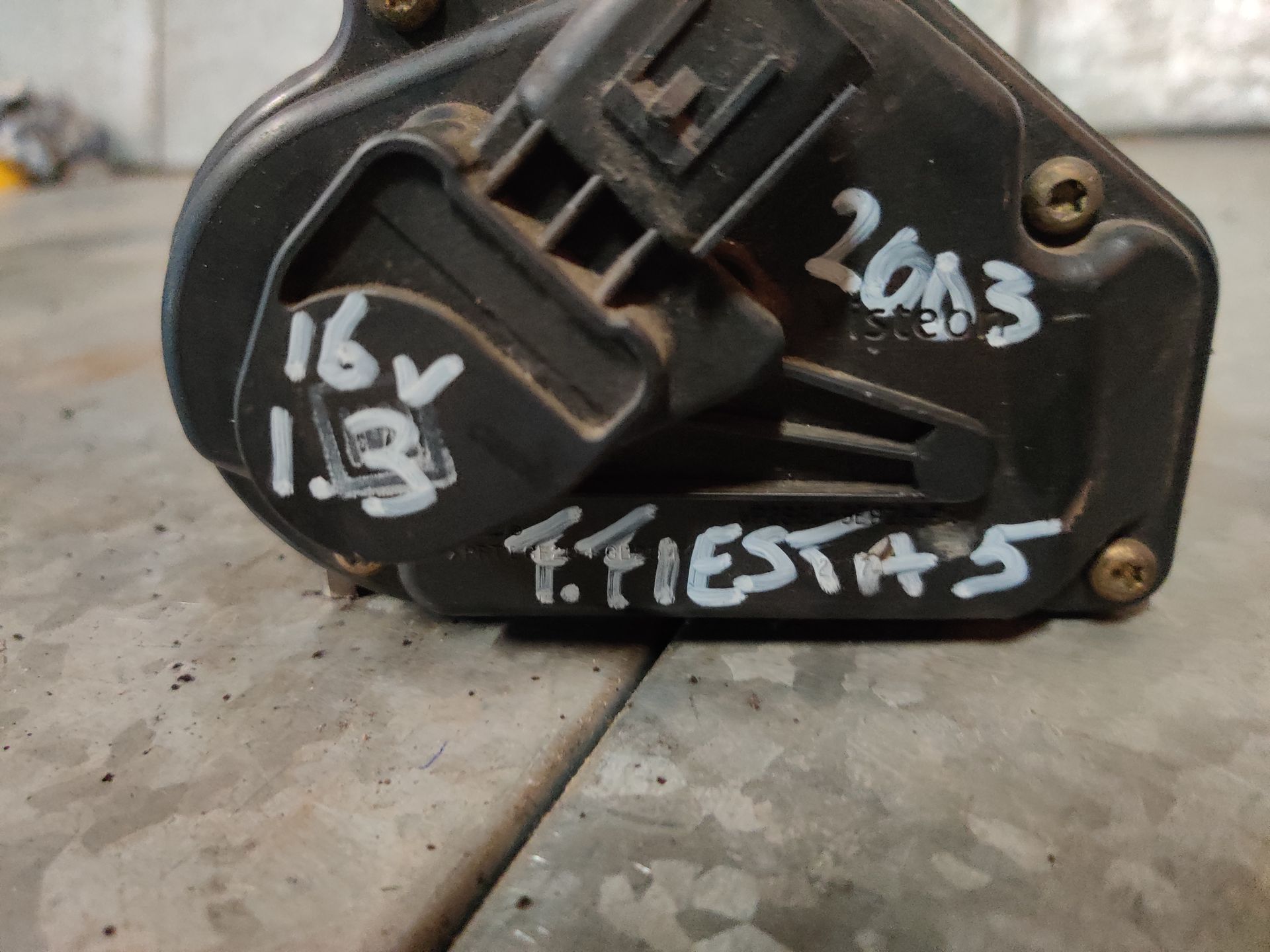 Ford Gasklephuis op voorraad bij Stegeman Car Parts in Exel bij Lochem.