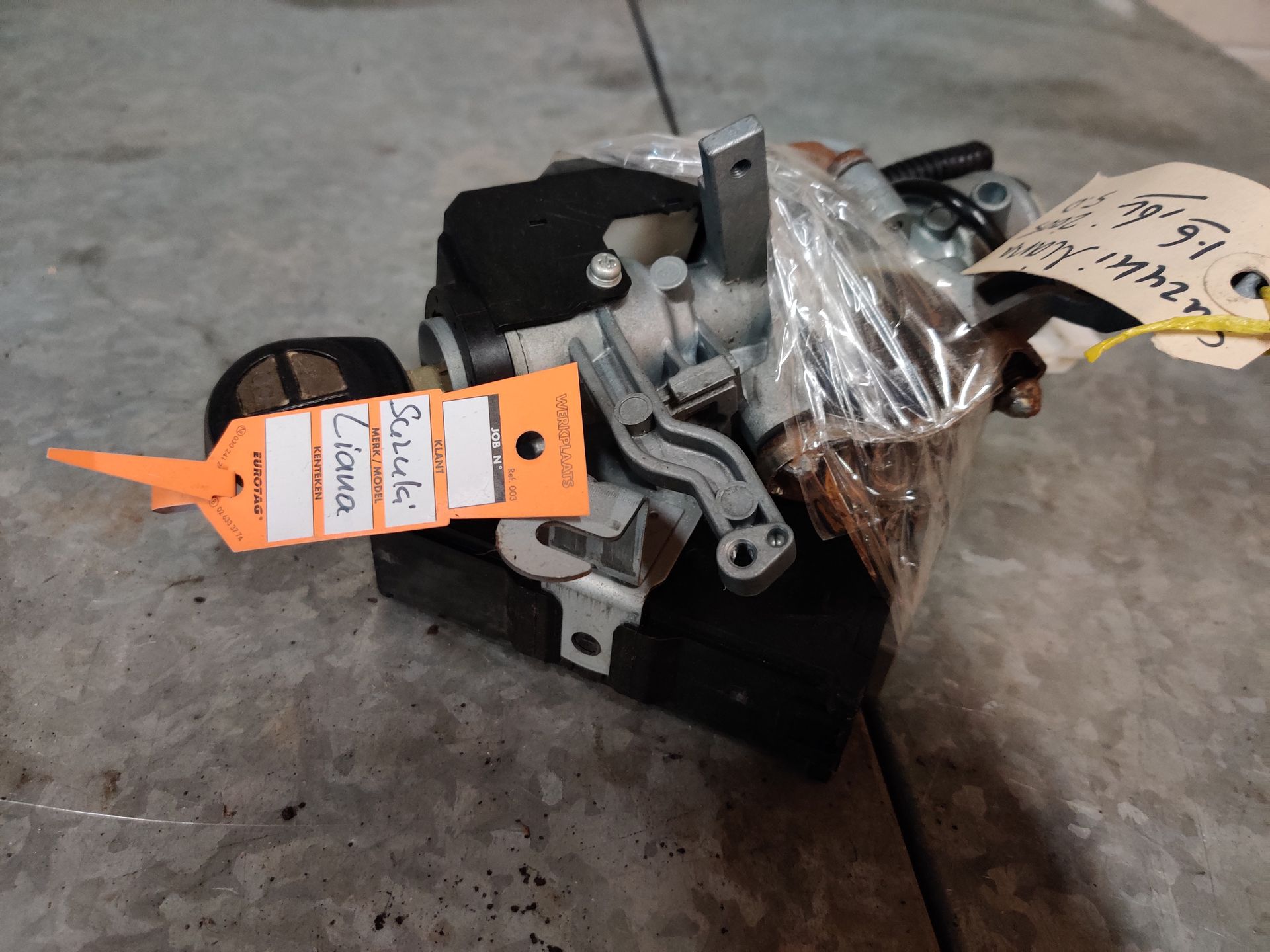 Suzuki Liana contactsloten op voorraad bij Stegeman Car Parts in Exel bij Lochem.