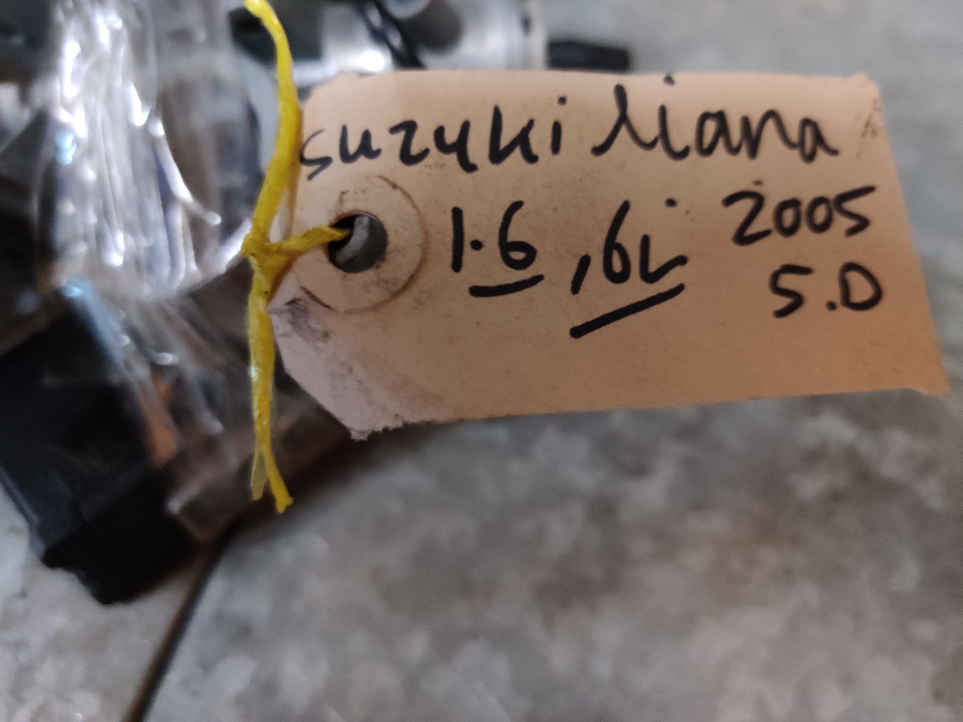 Suzuki Liana contactsloten op voorraad bij Stegeman Car Parts in Exel bij Lochem.
