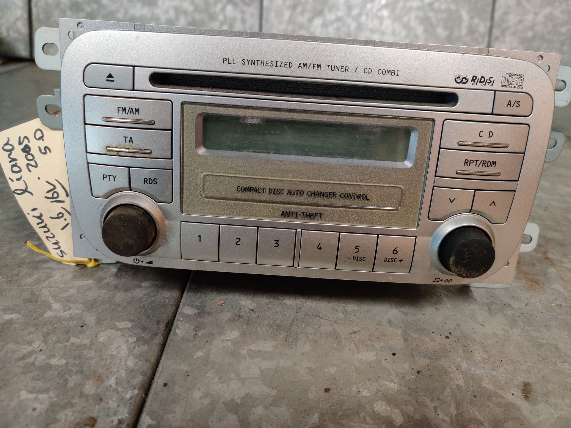 Suzuki Liana radio cd speler op voorraad bij Stegeman Car Parts in Exel bij Lochem.