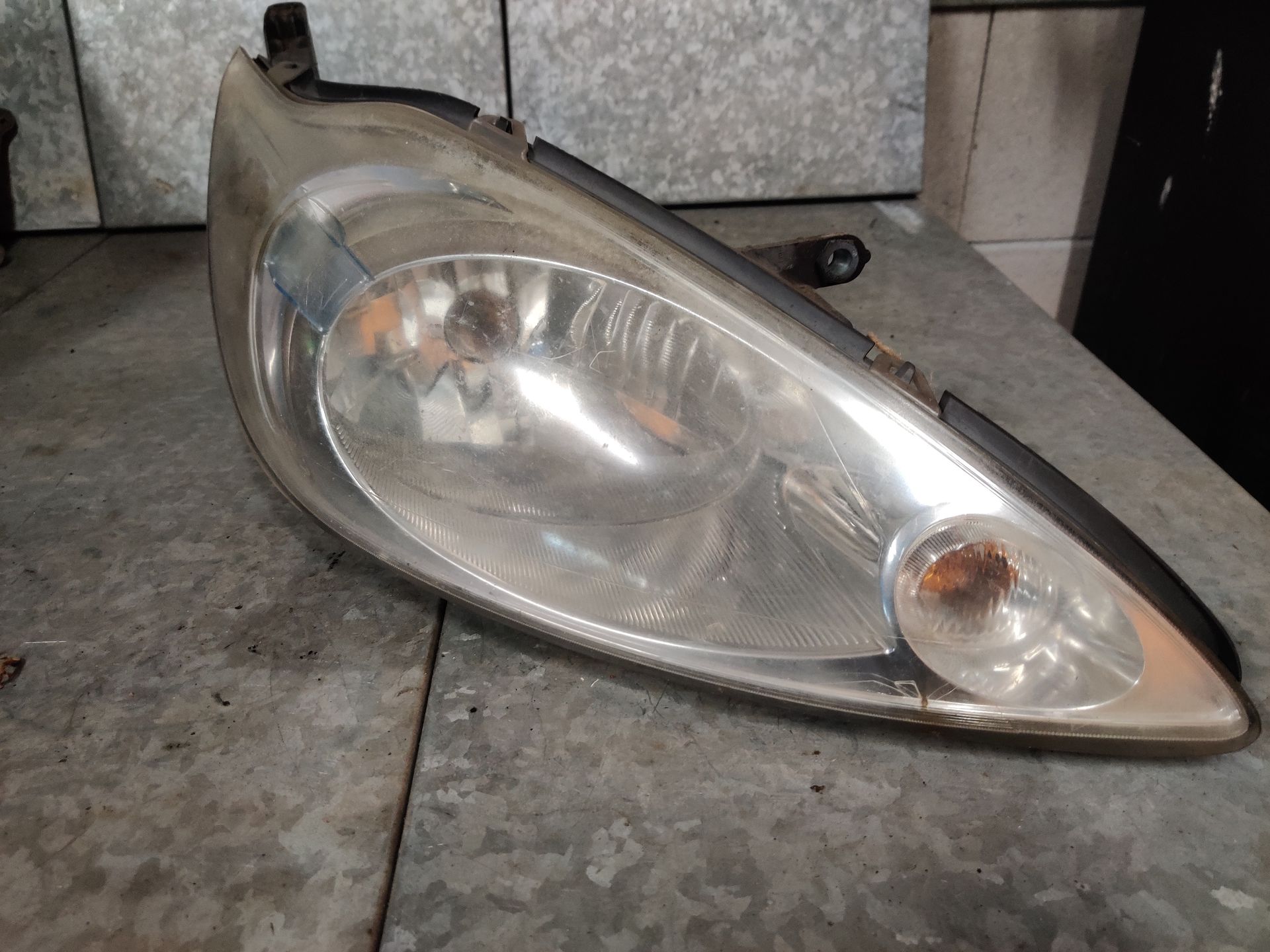 Gebruikte koplampen bij Stegeman Autosloperij in Exel.