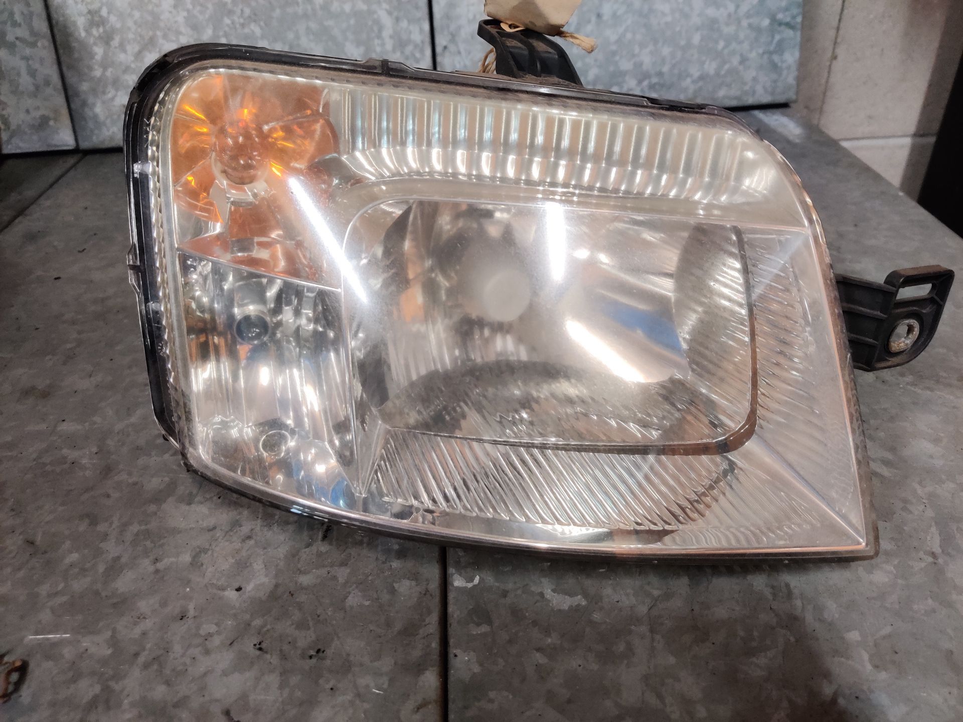 Gebruikte koplampen bij Stegeman Autosloperij in Exel.