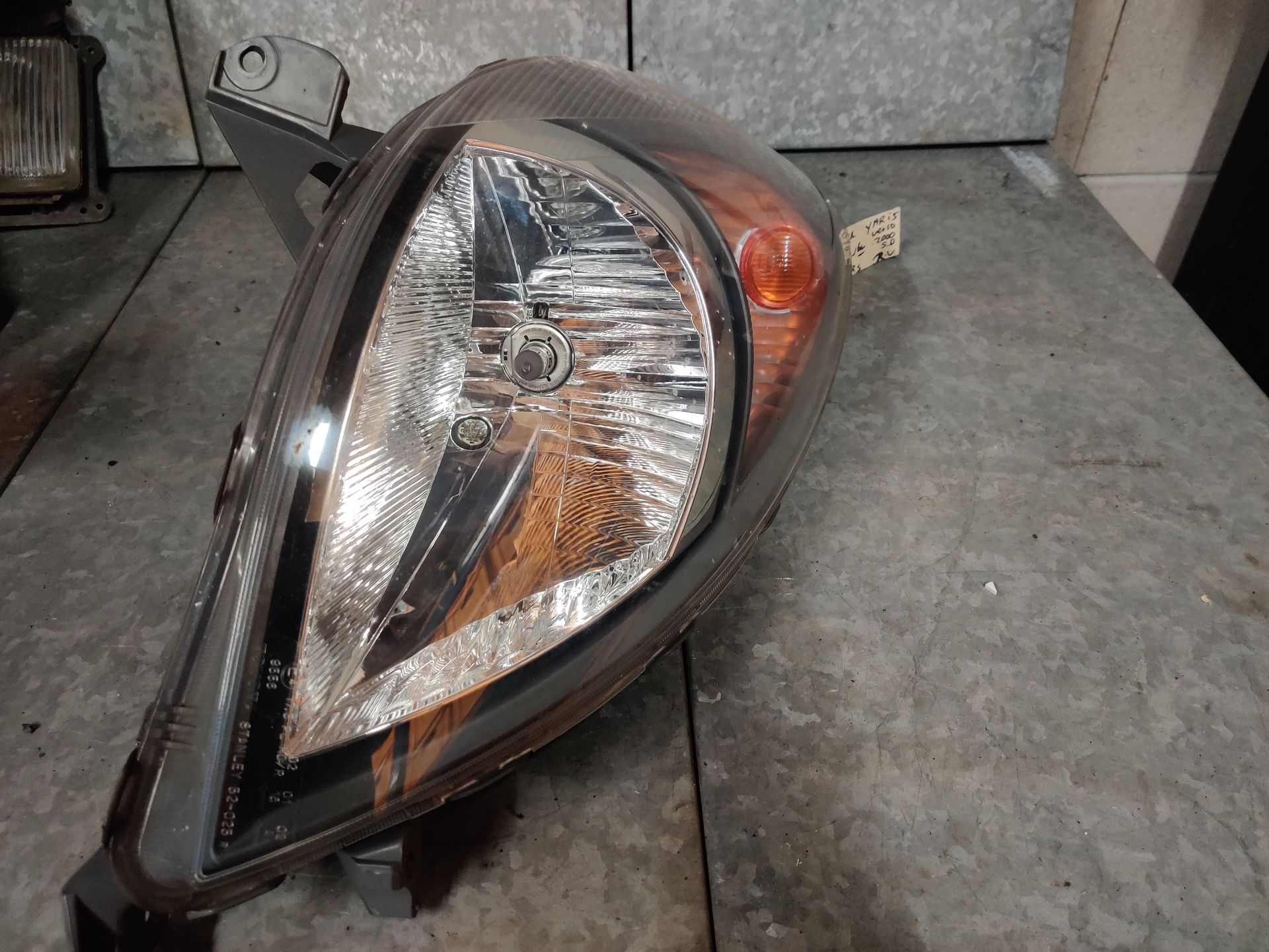Gebruikte koplampen bij Stegeman Autosloperij in Exel.