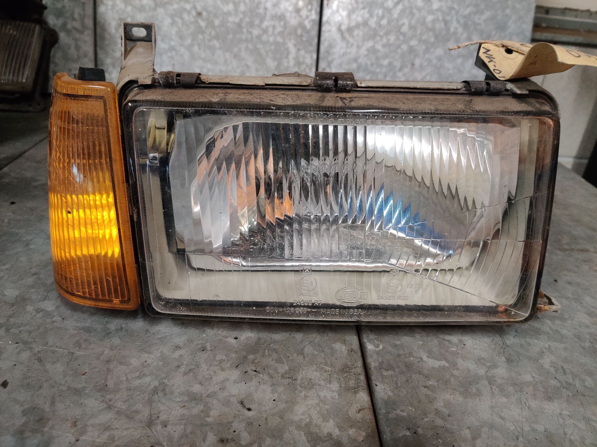 Gebruikte koplampen bij Stegeman Autosloperij in Exel.