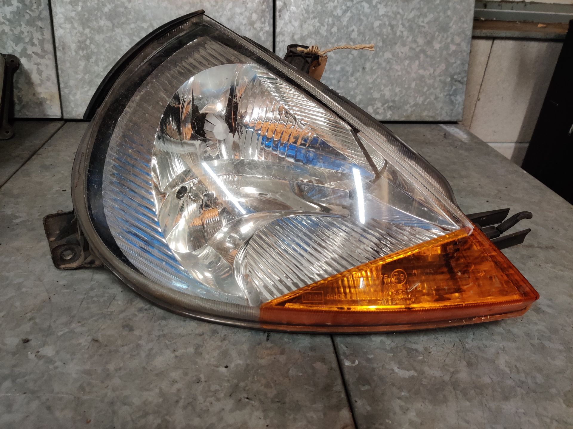 Gebruikte koplampen bij Stegeman Autosloperij in Exel.