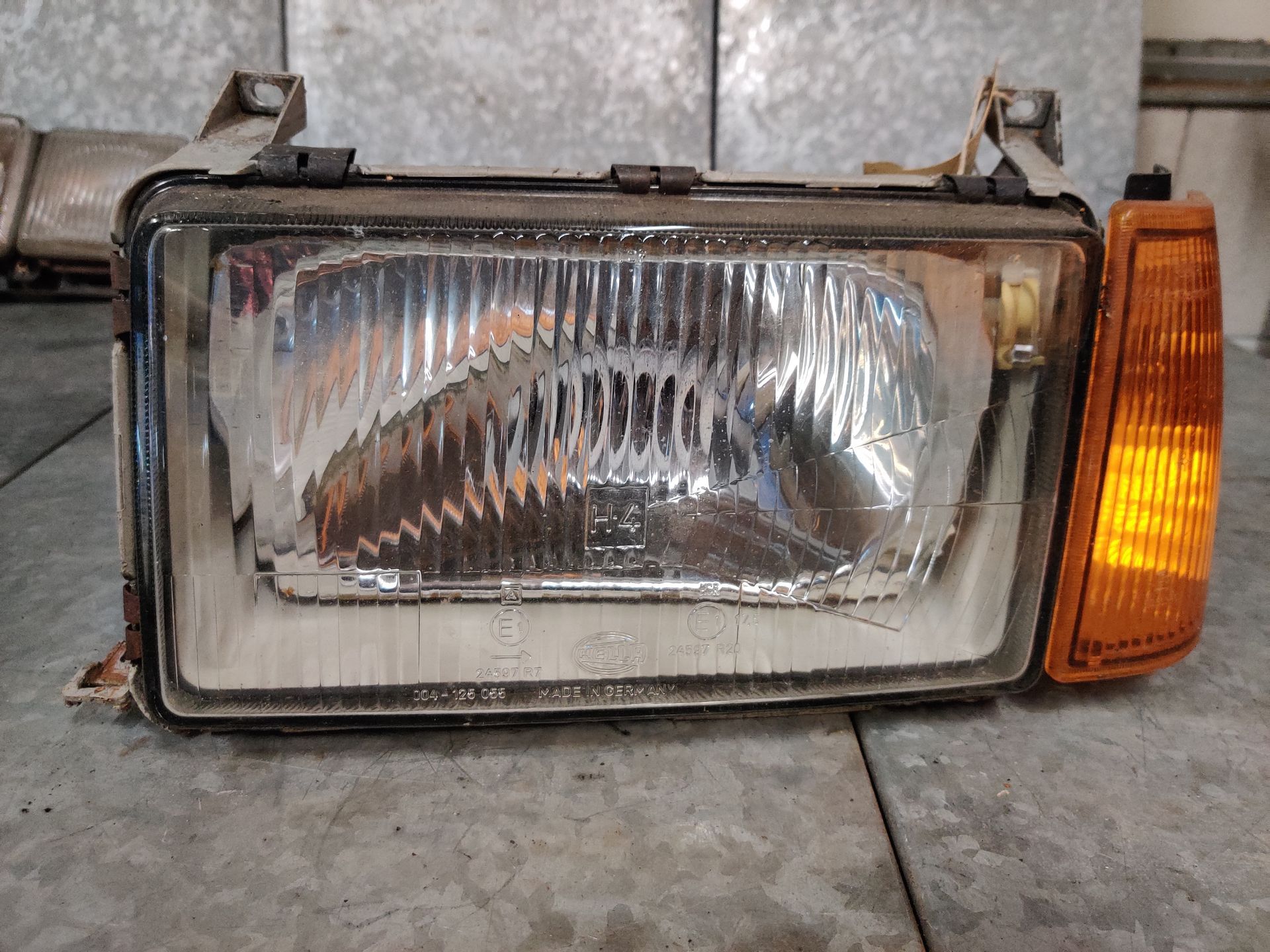 Gebruikte koplampen bij Stegeman Autosloperij in Exel.