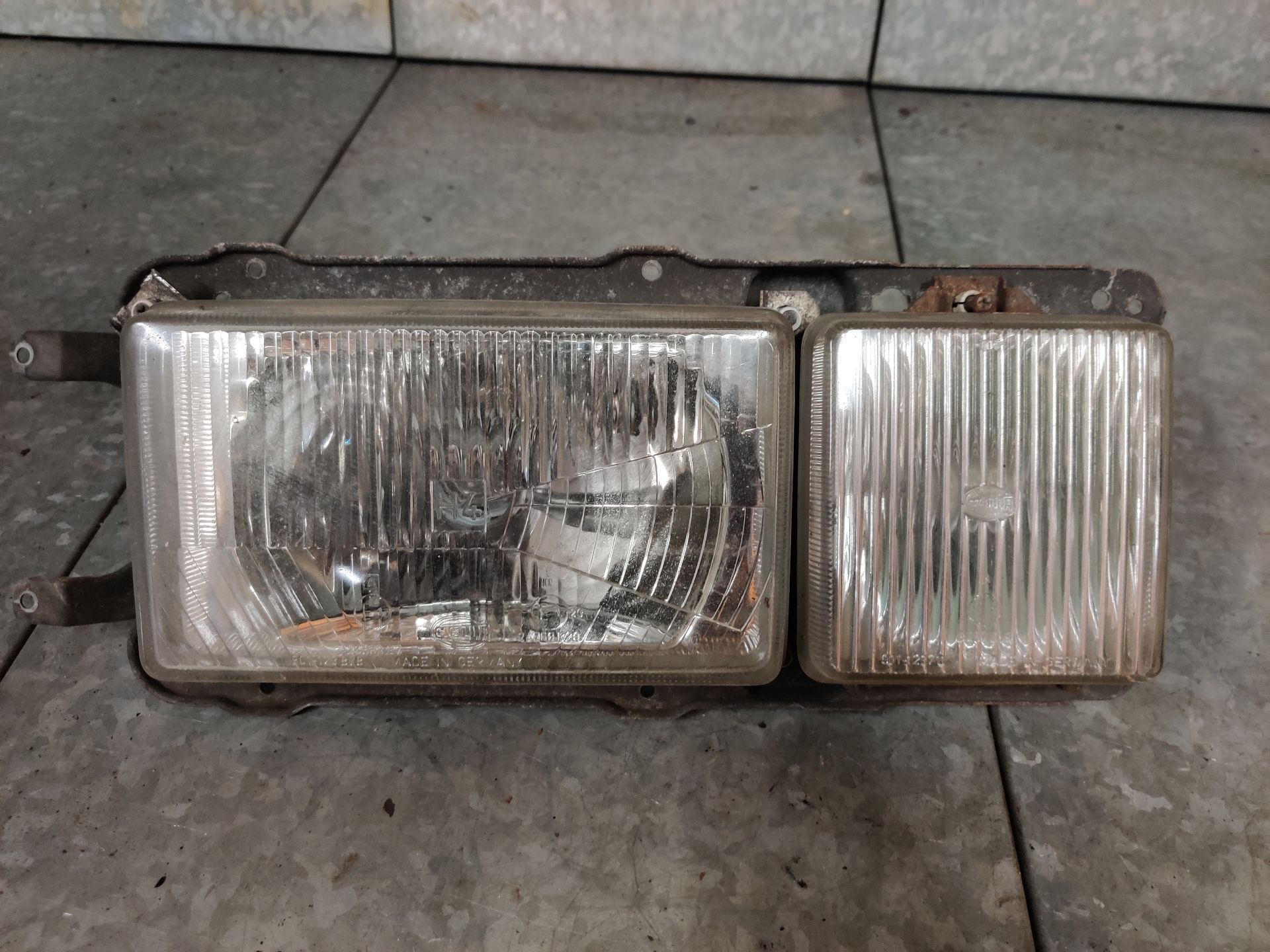 Gebruikte koplampen bij Stegeman Autosloperij in Exel.