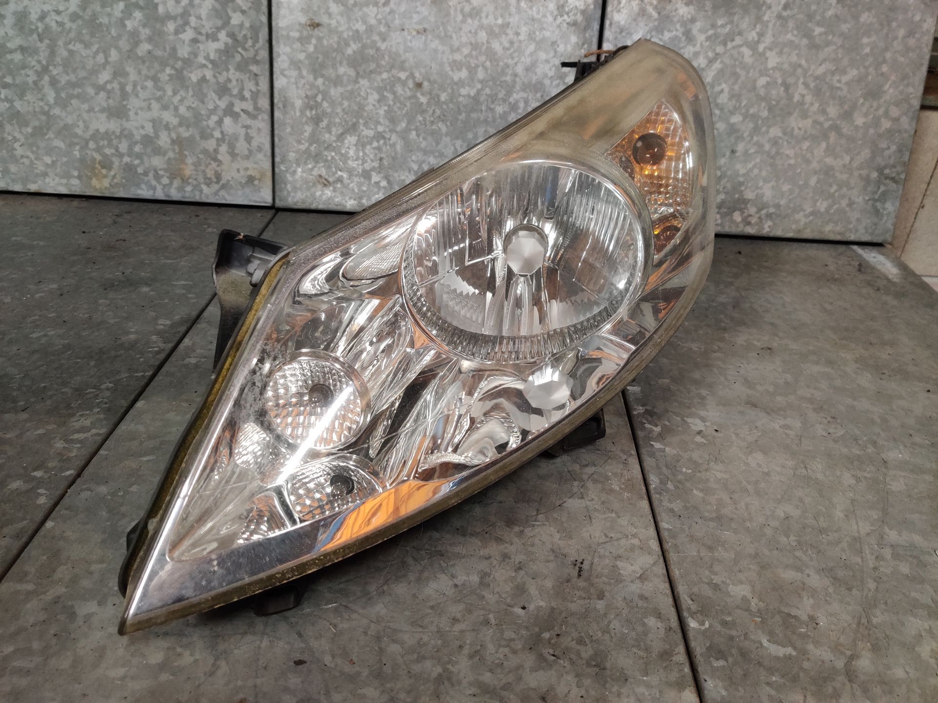 www.stegemancarparts.nl voor al uw koplampen, katalysatoren, kilometertellers en veel meer.